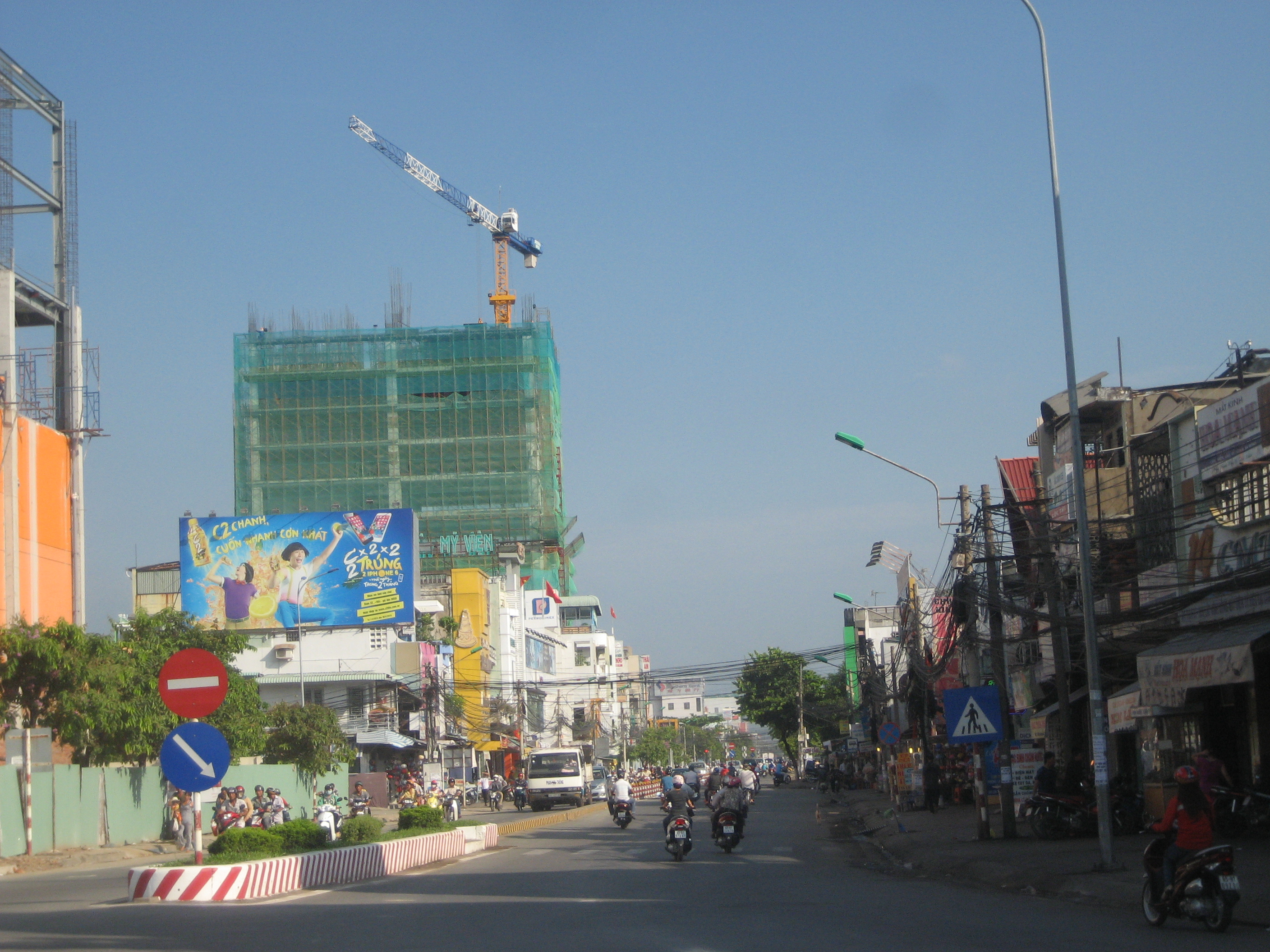 Cần cẩu lơ lửng tại một c&ocirc;ng tr&igrave;nh x&acirc;y dựng t&ograve;a nh&agrave; cao tầng của một c&ocirc;ng ty tr&ecirc;n đường C&aacute;ch Mạng T&aacute;m, quận Ninh Kiều, TP Cần Thơ s&aacute;ng 11-5. Nhiều người tham gia giao th&ocirc;ng khi đi ngang qua đ&acirc;y đều cảm thấy bất an