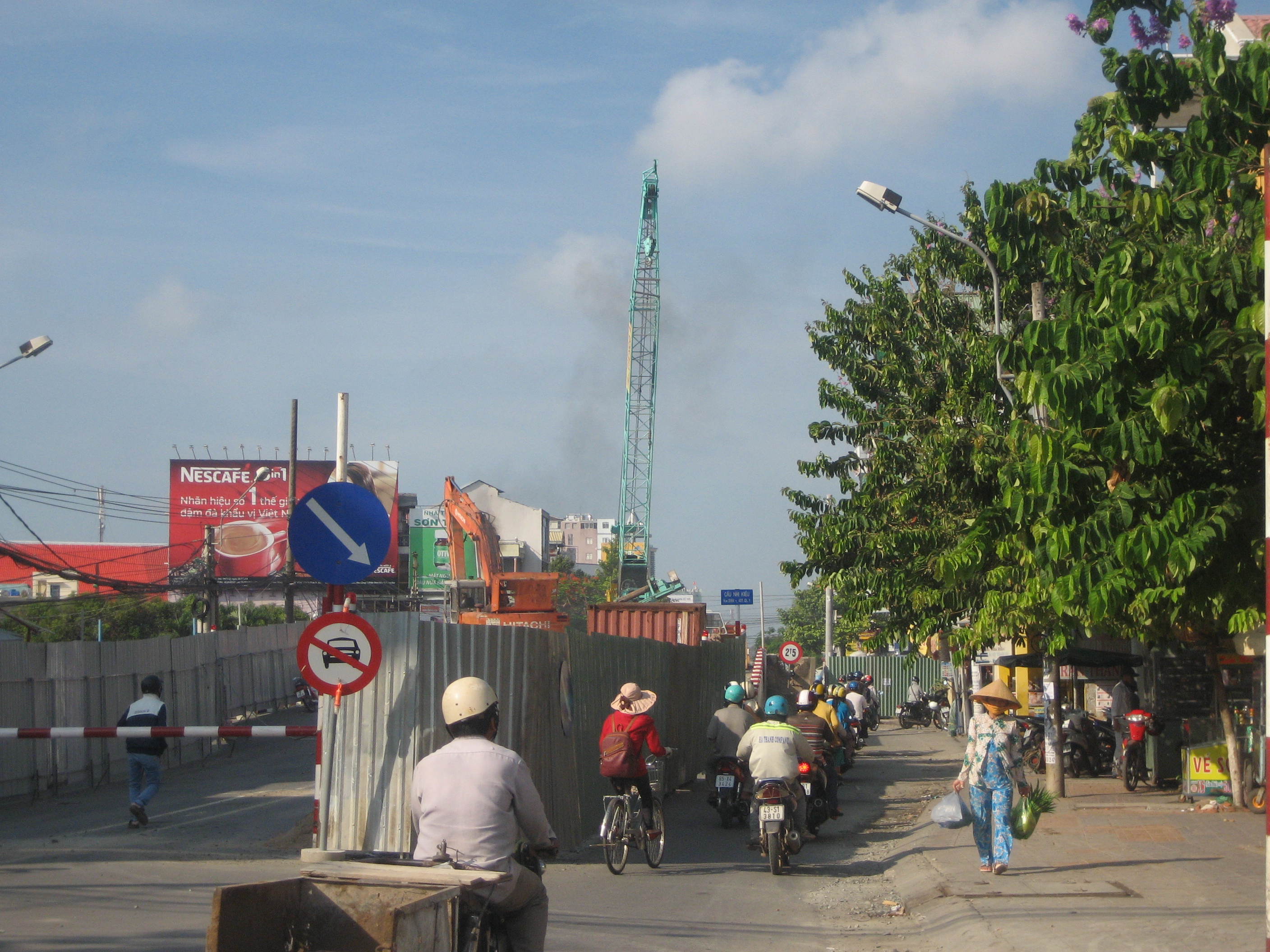 S&aacute;ng 11-5, cần cẩu n&agrave;y đang thi c&ocirc;ng sửa chữa cầu Nhị Kiều, phường An Nghiệp, quận Ninh Kiều. D&ugrave; c&ocirc;ng tr&igrave;nh c&oacute; che chắn nhưng người tham gia giao th&ocirc;ng vẫn cảm thấy lo sợ khi cần cẩu đưa ra khỏi h&agrave;ng r&agrave;o