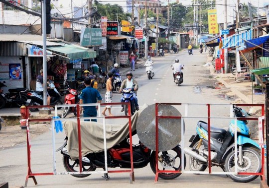 TP HCM: Cầu Long Kiển bị phong tỏa, người dân chật vật tìm đường đi