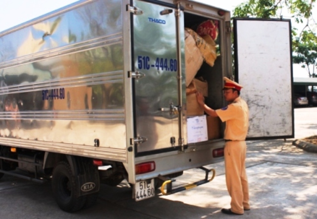 Chiếc &ocirc; t&ocirc; chở gần 17.000 quả ph&aacute;o lậu bị CSGT Thanh H&oacute;a bắt giữ