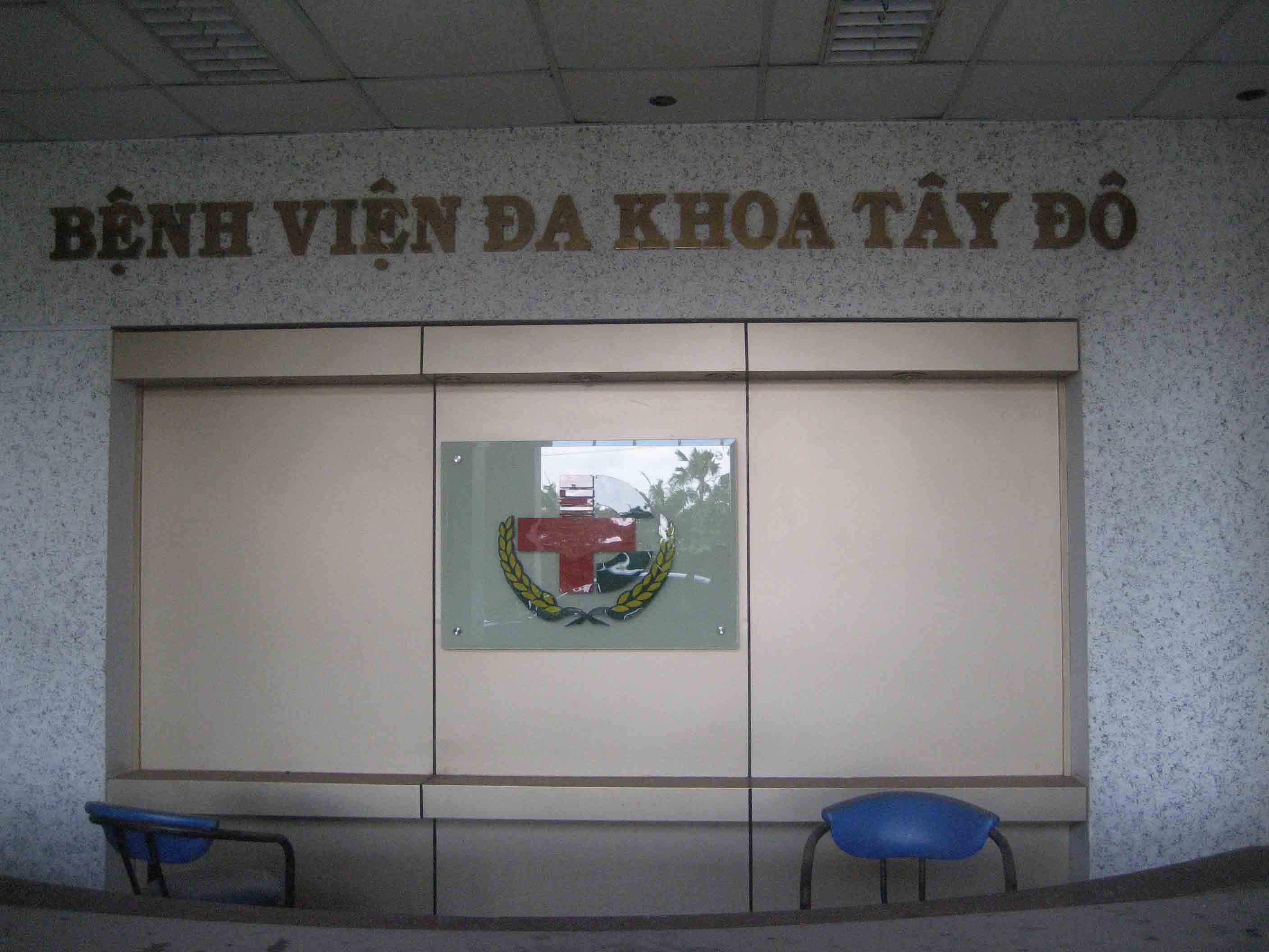 Quầy tiếp t&acirc;n của bệnh viện vắng tanh