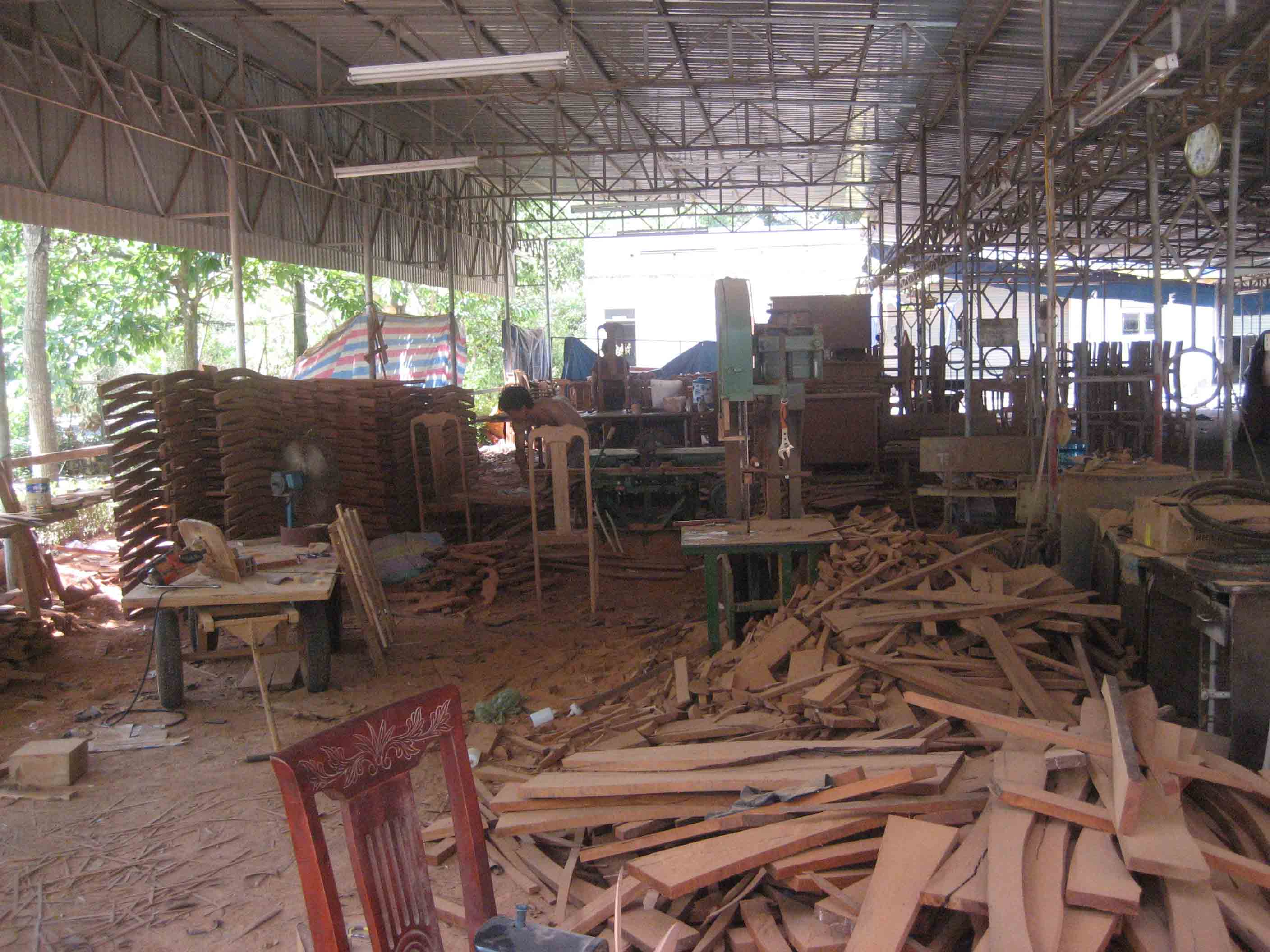Nửa c&ograve;n lại, một sở chế biến gỗ đ&atilde; tiếp quản&nbsp;