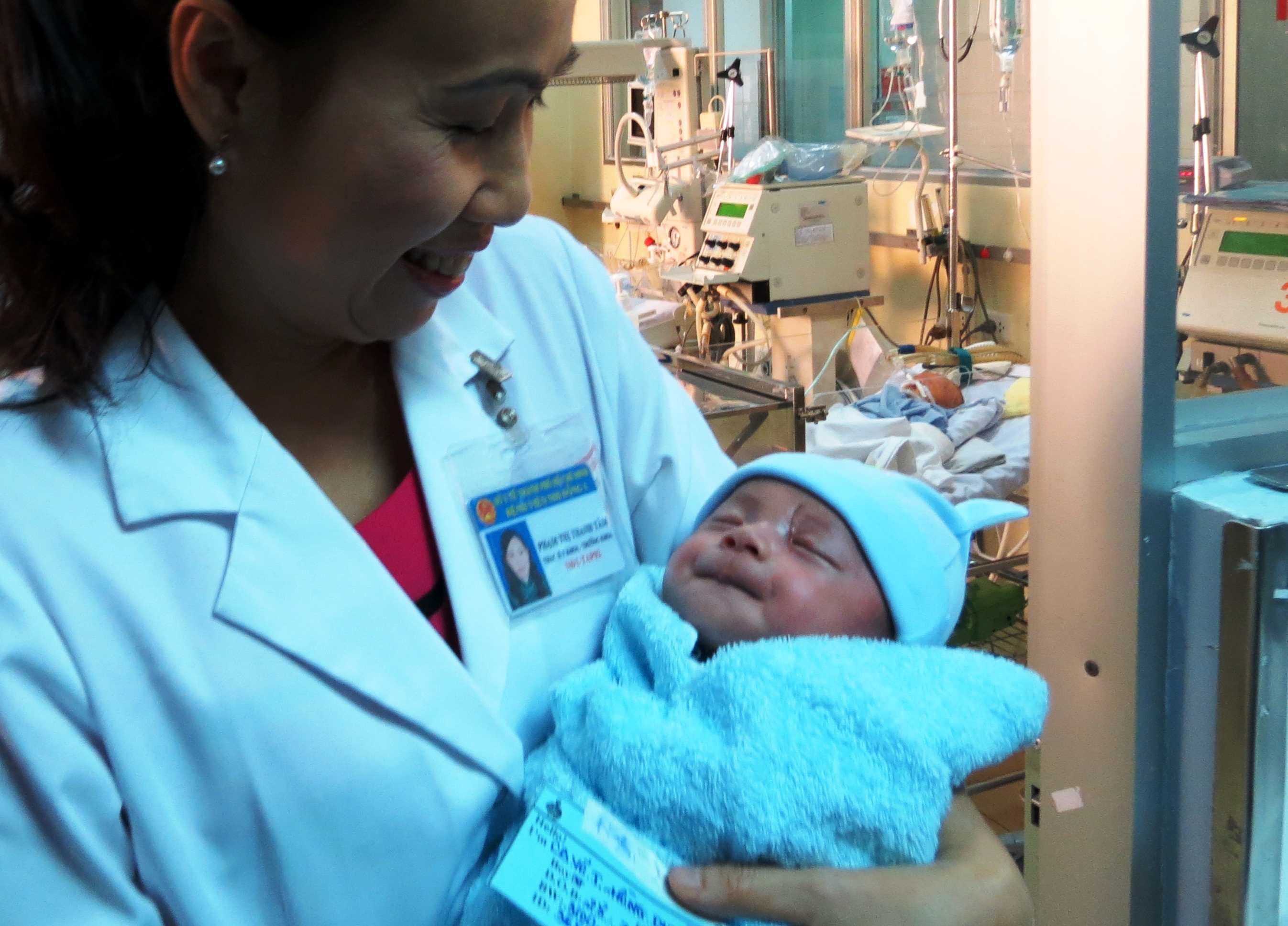 Và lại ngủ bình yên trong vòng tay quen thuộc của vị nữ bác sĩ đã theo sát, ắm bồng và chăm sóc cháu những ngày khó khăn vừa qua...