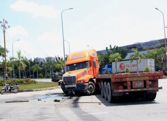 Xe container gây tai nạn liên hoàn, 3 người bị thương nặng