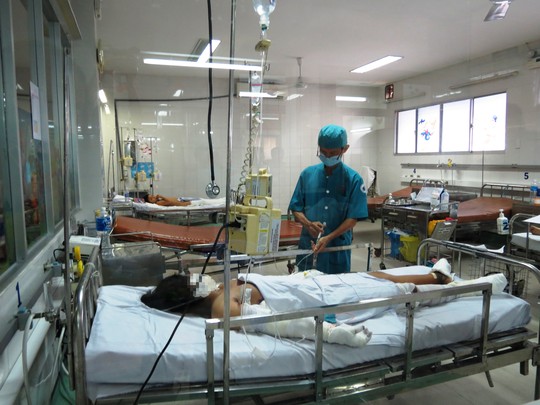 Khởi tố người mẹ đốt con vì không bán hết vé số
