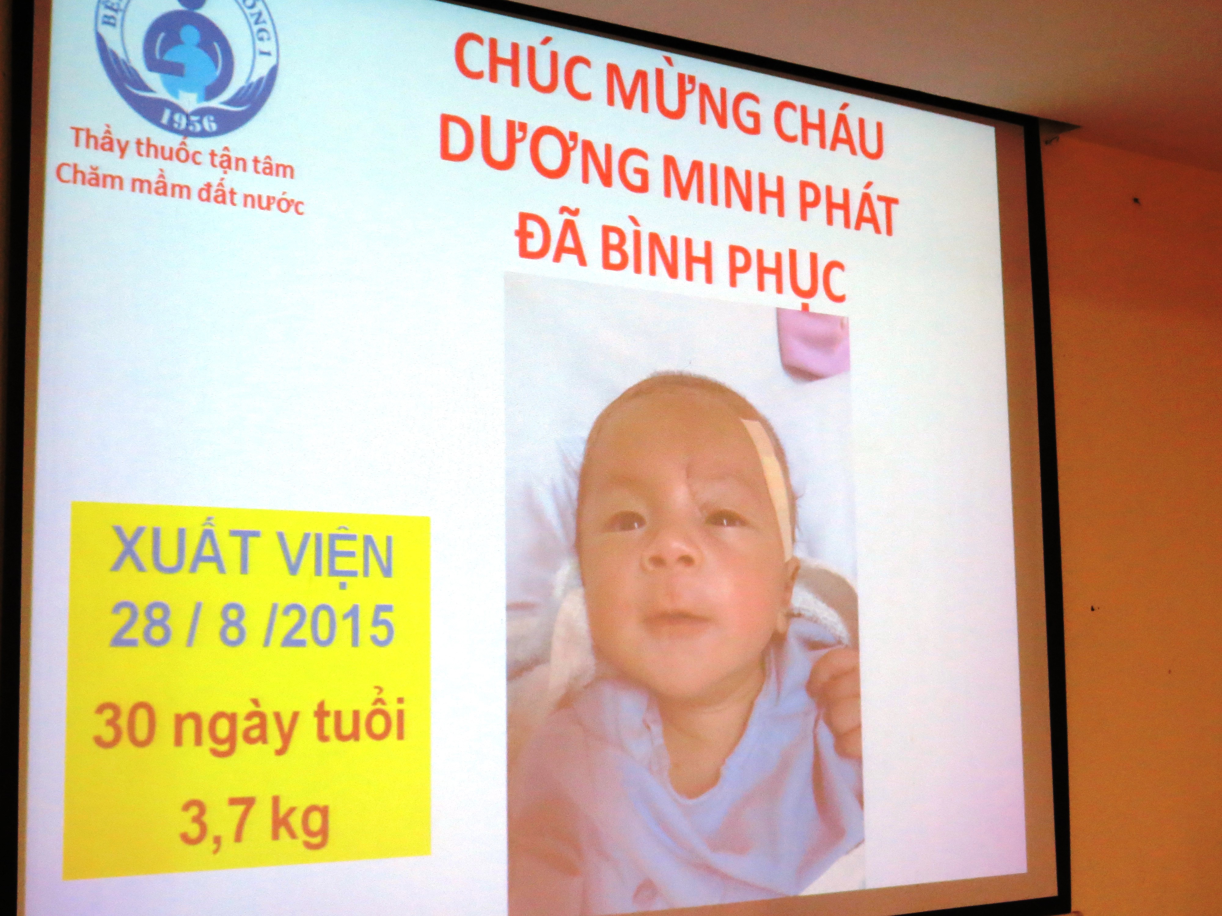 B&eacute; Dương Minh Ph&aacute;t kh&aacute;u khỉnh tr&ecirc;n slide ch&uacute;c mừng của Bệnh viện Nhi Đồng 1