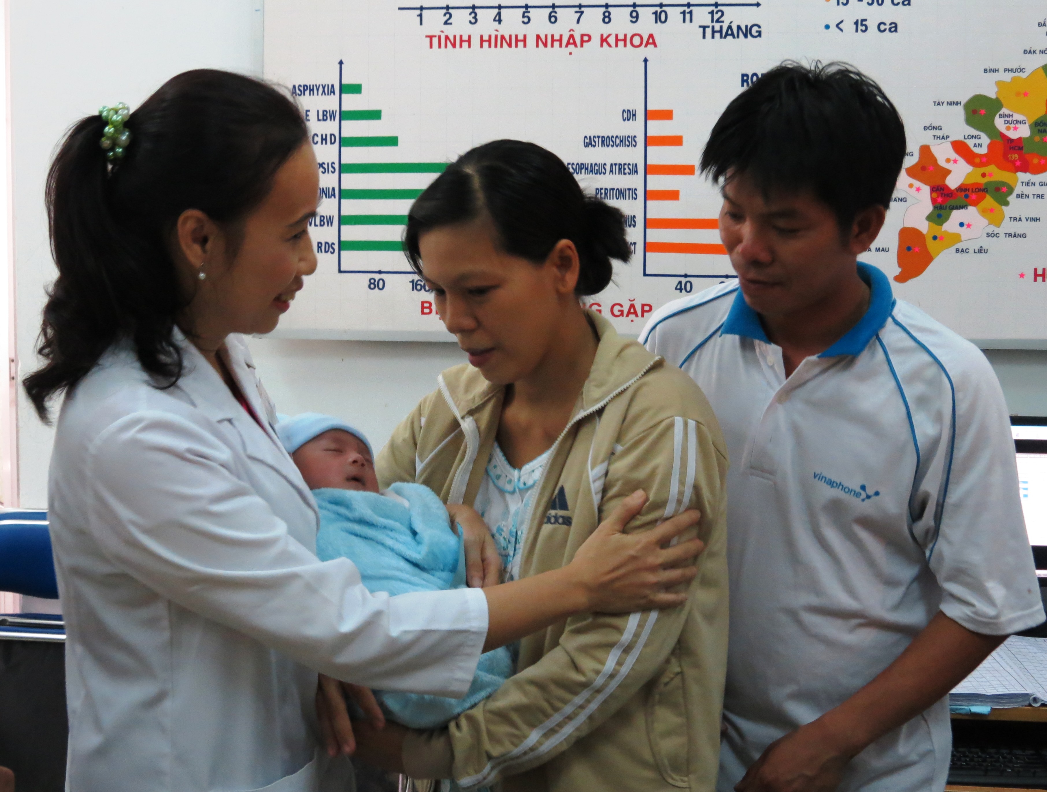 Nụ cười đã về trên khuôn mặt người cha. Bé Phát vẫn ngủ bình yên trong vòng tay hai người phụ nữ đã luôn bên bé trong những biến cố đầu đời