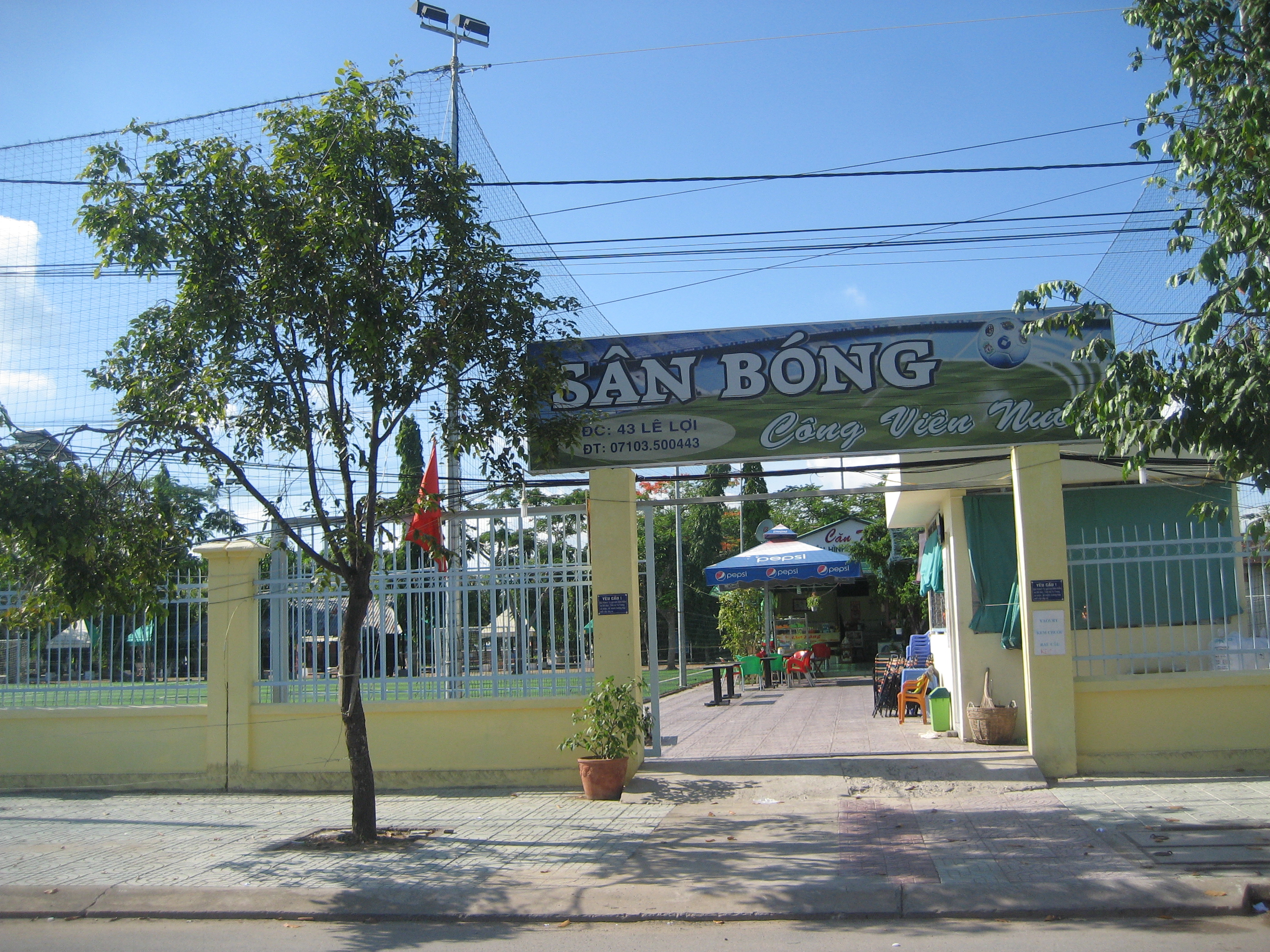 S&acirc;n b&oacute;ng cỏ nh&acirc;n tạo chiếm một phần diện t&iacute;ch của c&ocirc;ng vi&ecirc;n