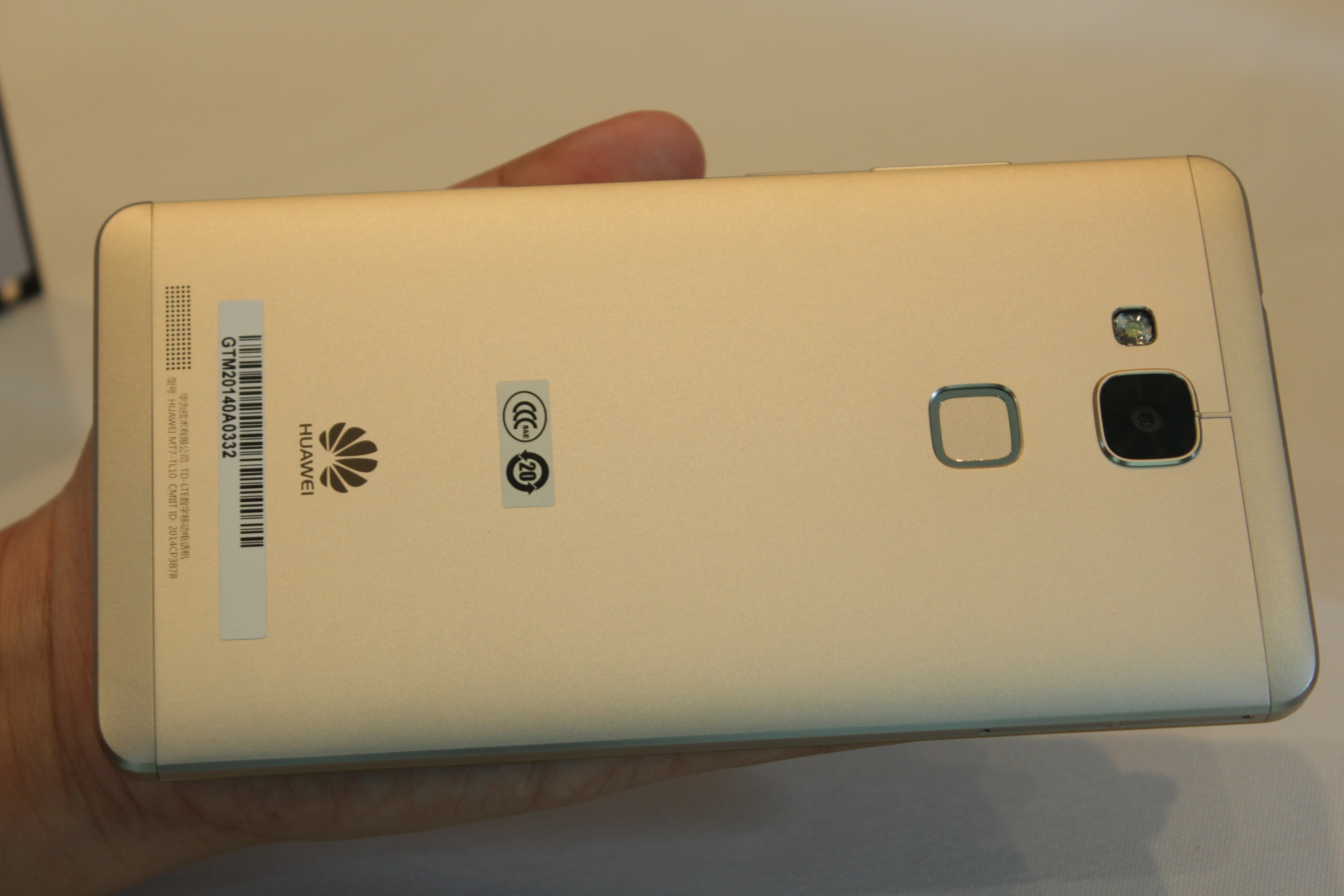 Huawei Mate7 được trang bị cảm biến qu&eacute;t v&acirc;n tay 1 chạm ở ph&iacute;a sau m&aacute;y.