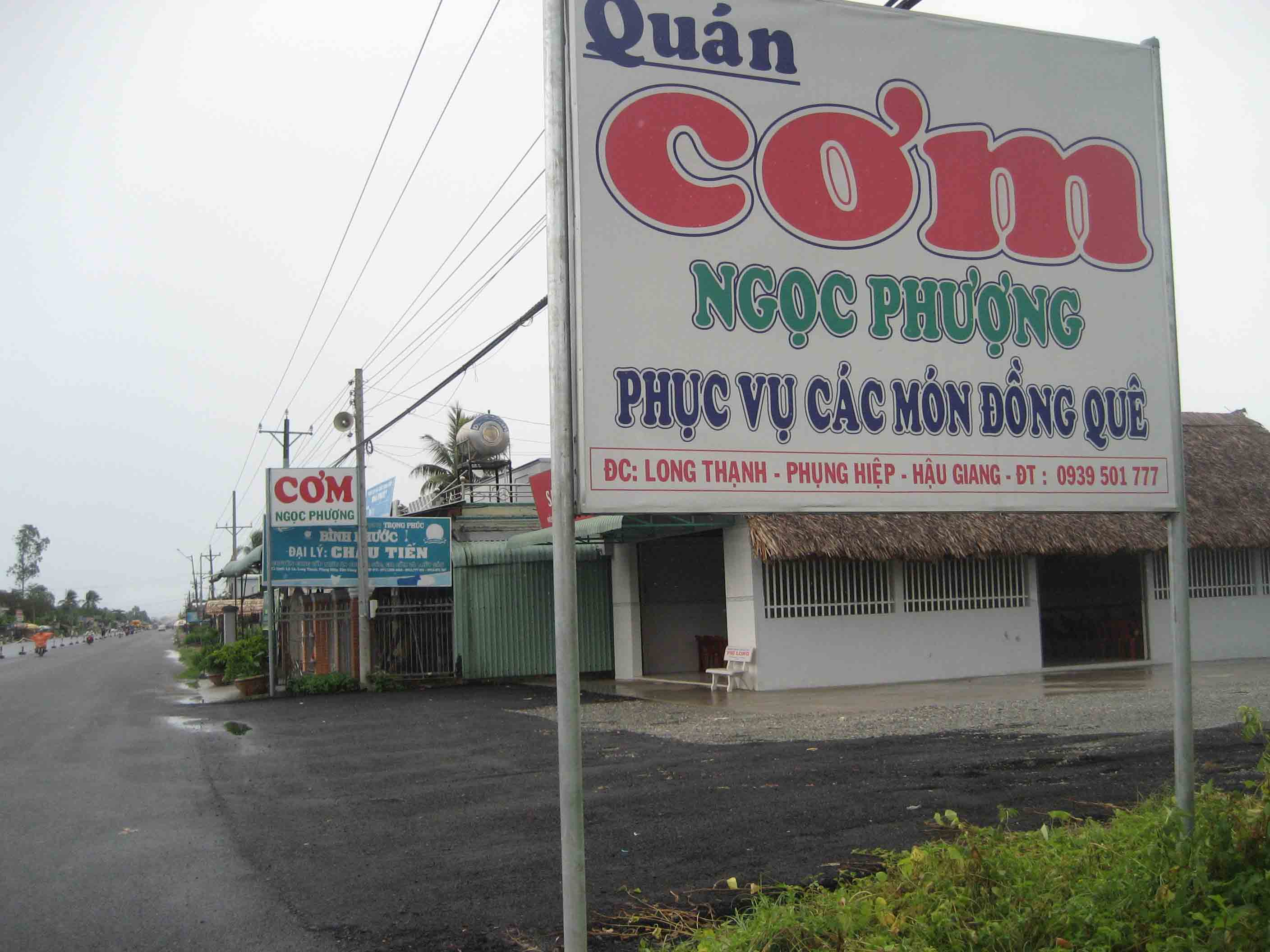 Đ&aacute; v&agrave; nhựa đường được tr&aacute;ng trước s&acirc;n của qu&aacute;n cơm n&agrave;y