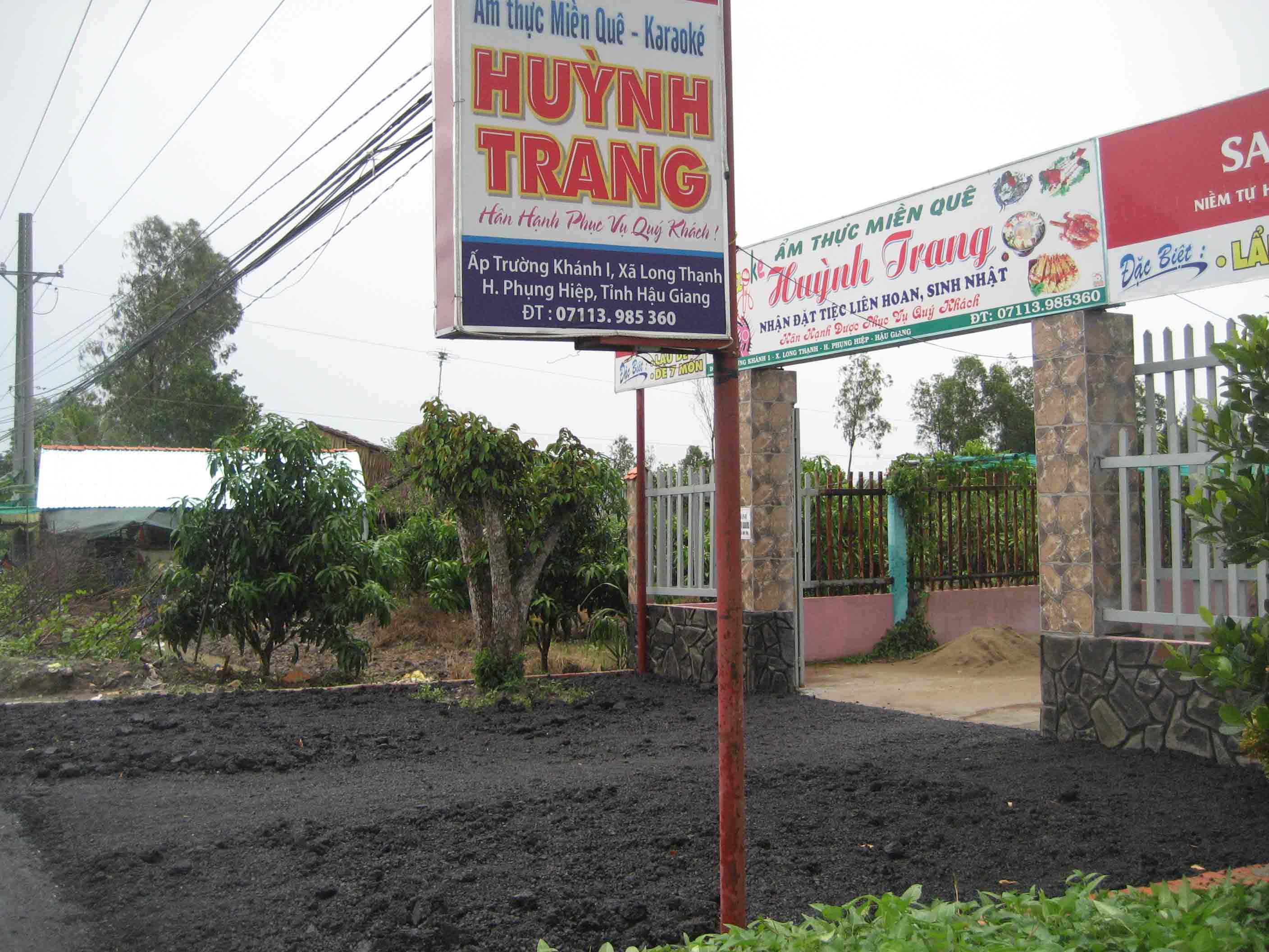 Lối v&agrave;o qu&aacute;n n&agrave;y cũng được trải nhựa đường