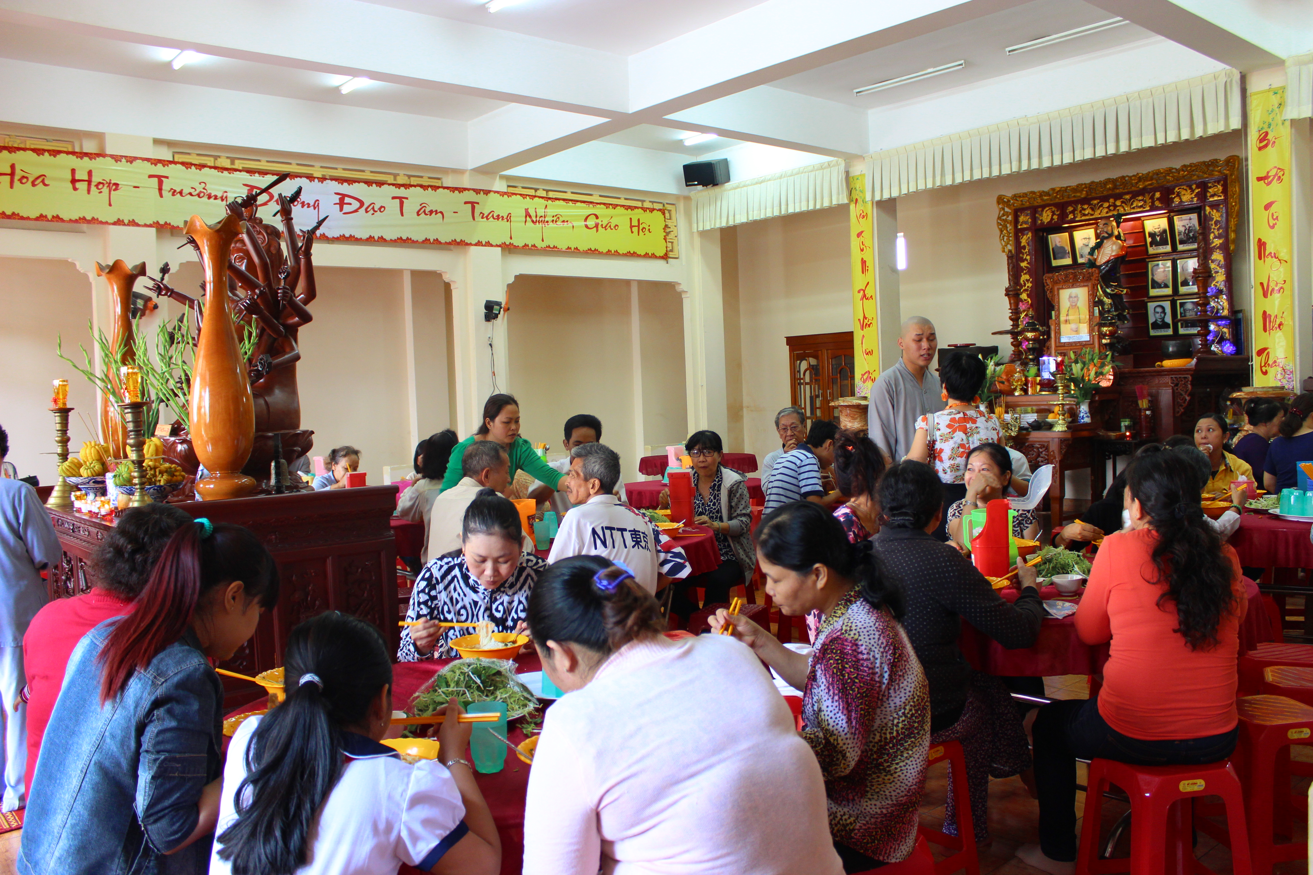 D&ugrave;ng bữa chay tại ch&ugrave;a