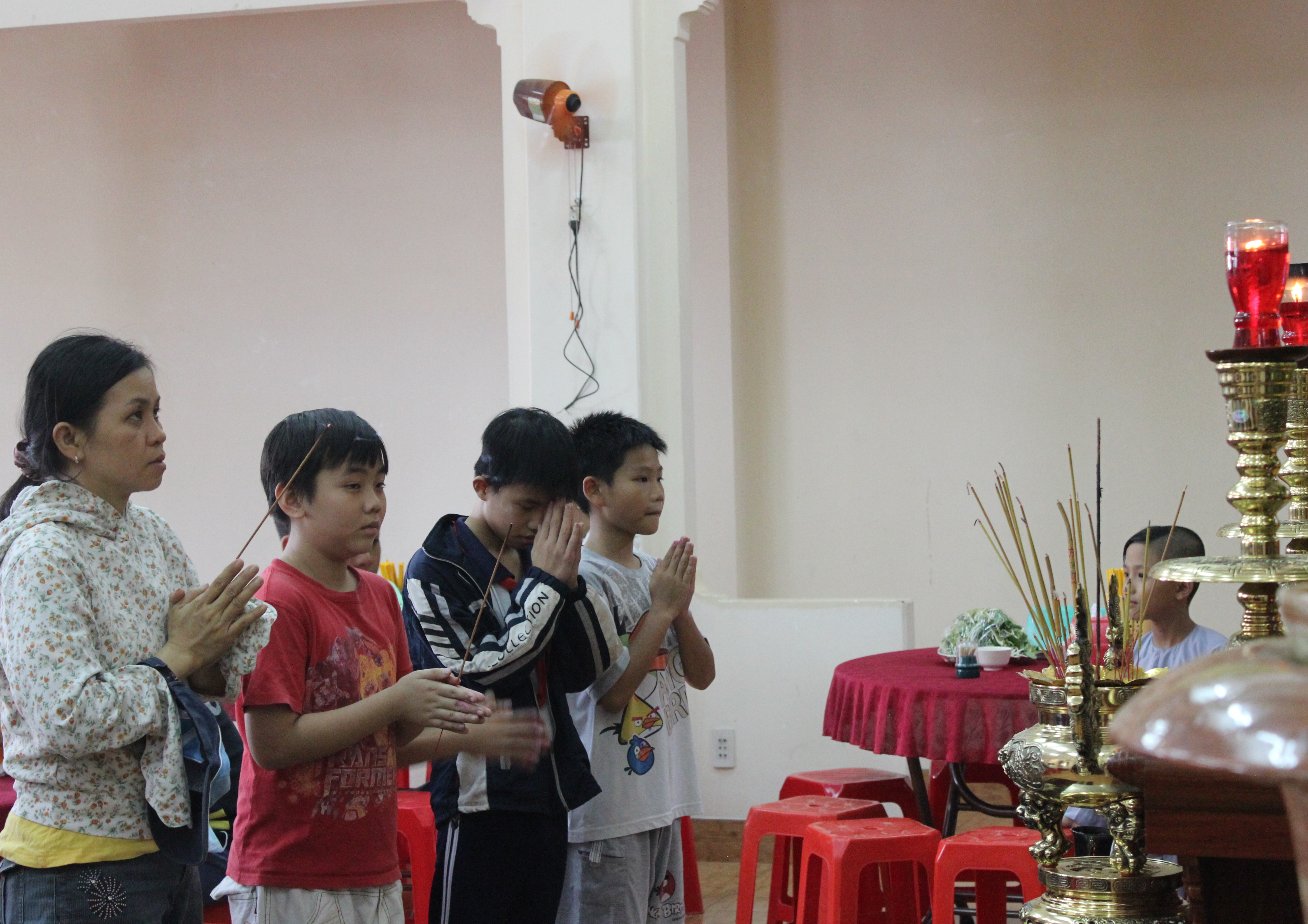 Đi ch&ugrave;a ng&agrave;y rằm để cầu b&igrave;nh an cho cả năm