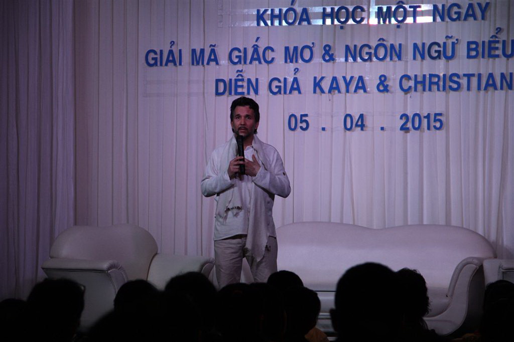 Kaya Muller đang diễn thuyết