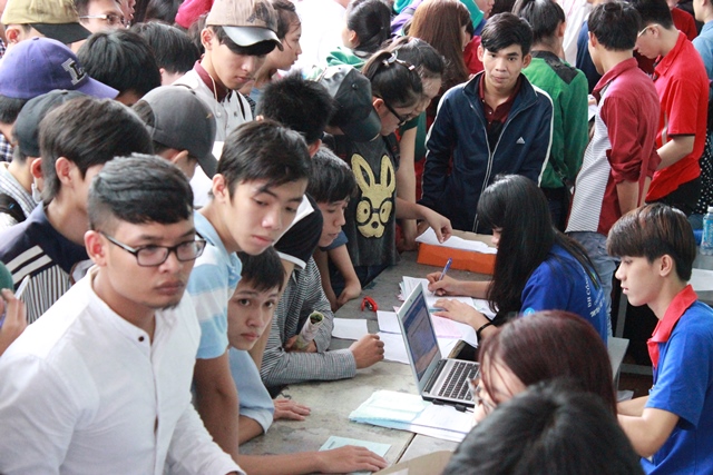 Th&iacute; sinh r&uacute;t - nộp hồ sơ tại Trường ĐH C&ocirc;ng nghiệp TP HCM. Ảnh: H. L&acirc;n