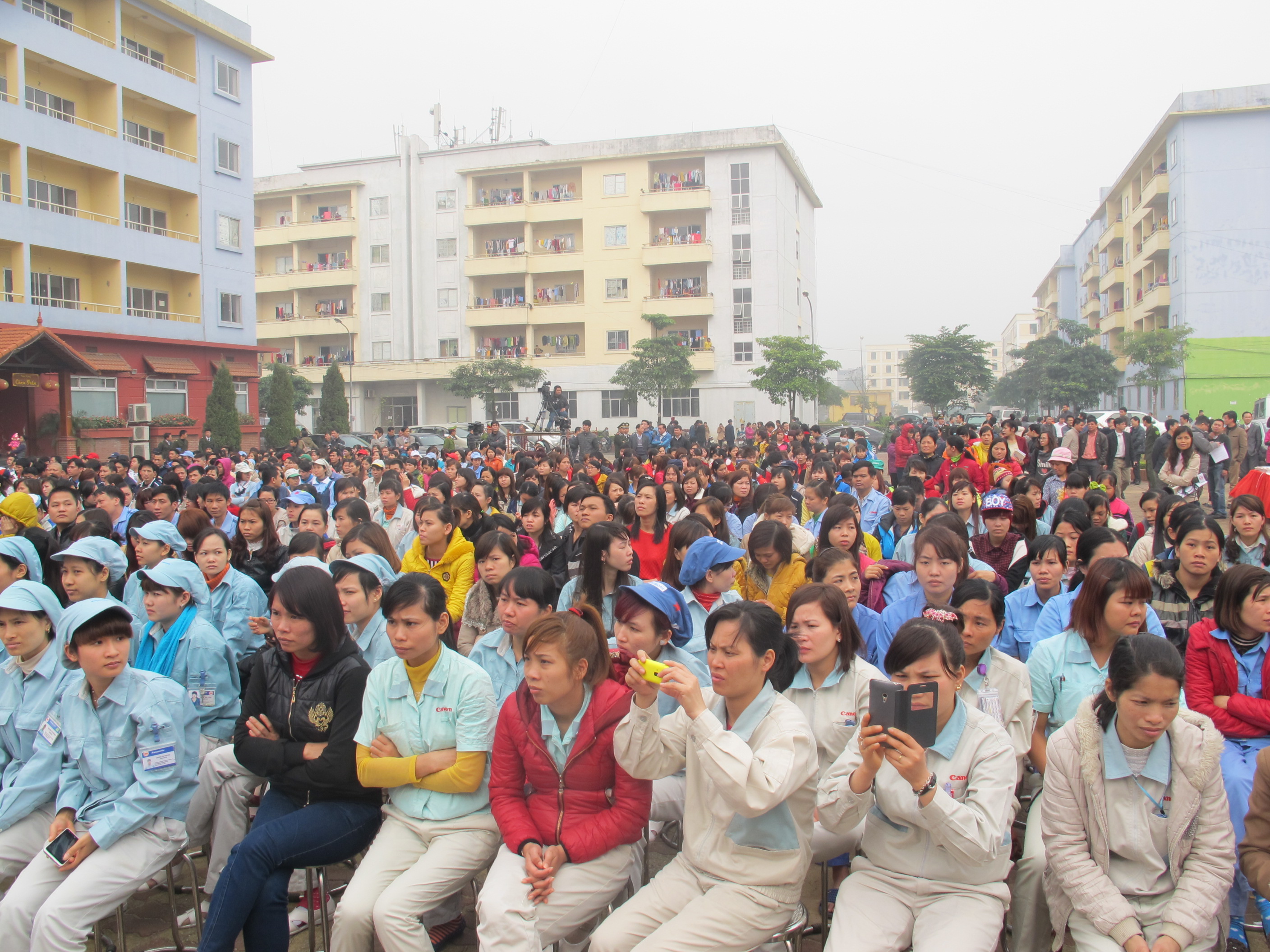B&agrave; T&ograve;ng Thị Ph&oacute;ng, Ủy vi&ecirc;n Bộ Ch&iacute;nh trị, Ph&oacute; Chủ tịch QH (ngồi giữa) c&ugrave;ng l&atilde;nh đạo Tổng LĐLĐ Việt Nam tham dự chương tr&igrave;nh