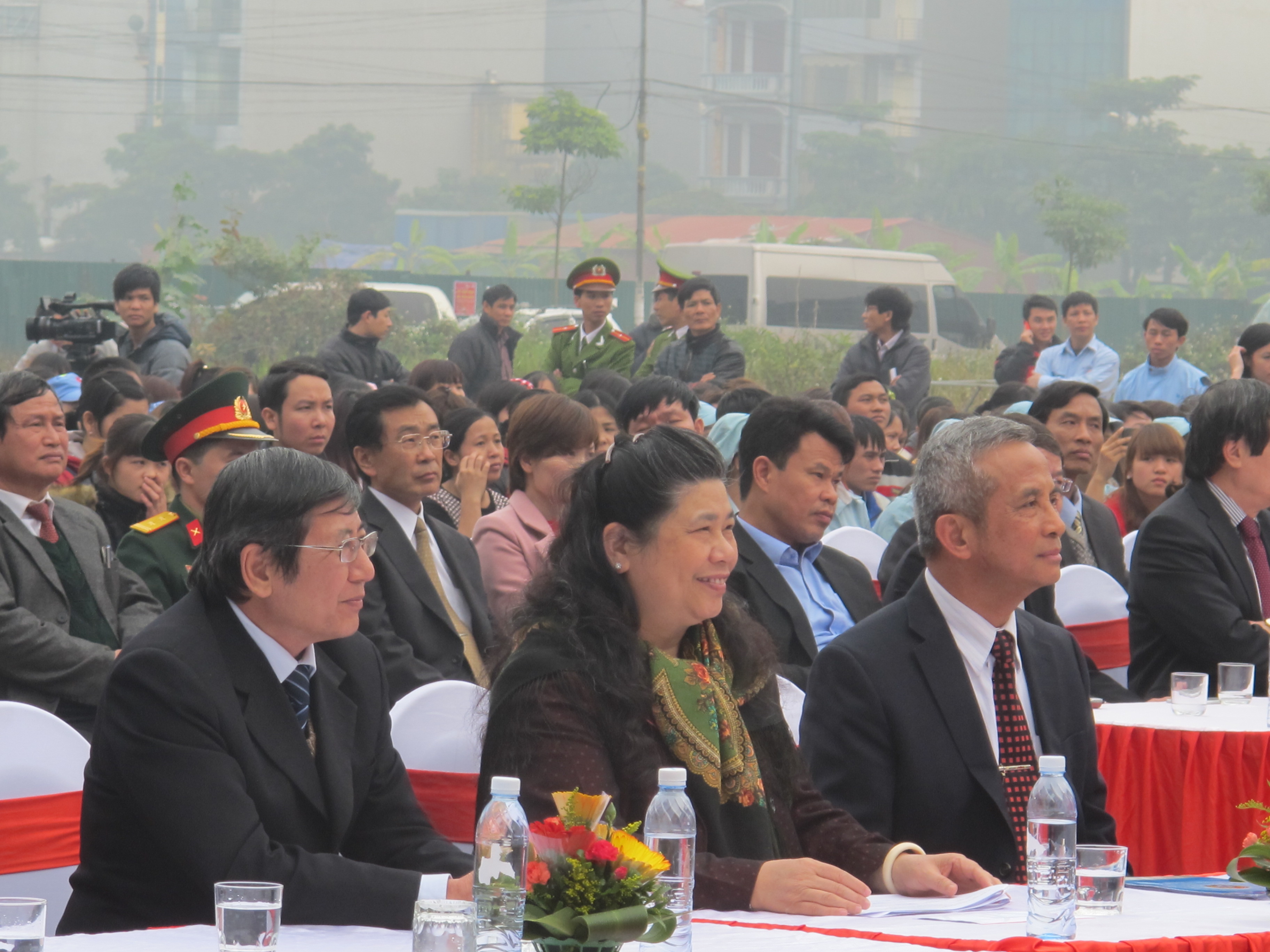 B&agrave; T&ograve;ng Thị Ph&oacute;ng, Ủy vi&ecirc;n Bộ Ch&iacute;nh trị, Ph&oacute; Chủ tịch QH (ngồi giữa) c&ugrave;ng l&atilde;nh đạo Tổng LĐLĐ Việt Nam tham dự chương tr&igrave;nh "Tết sum vầy".