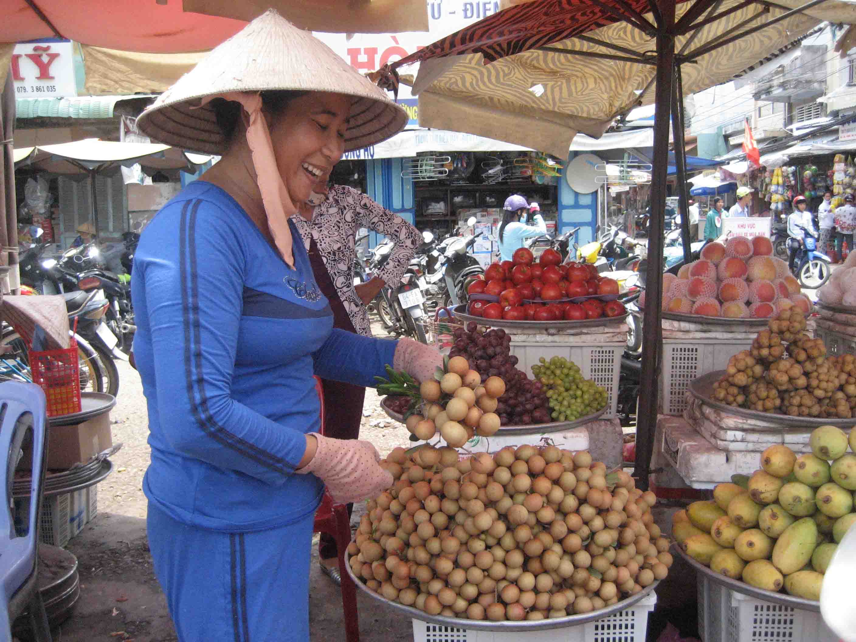 Tại chợ thị x&atilde; Vĩnh Ch&acirc;u, nh&atilde;n xuồng c&oacute; gi&aacute; 45.000 đồng/kg