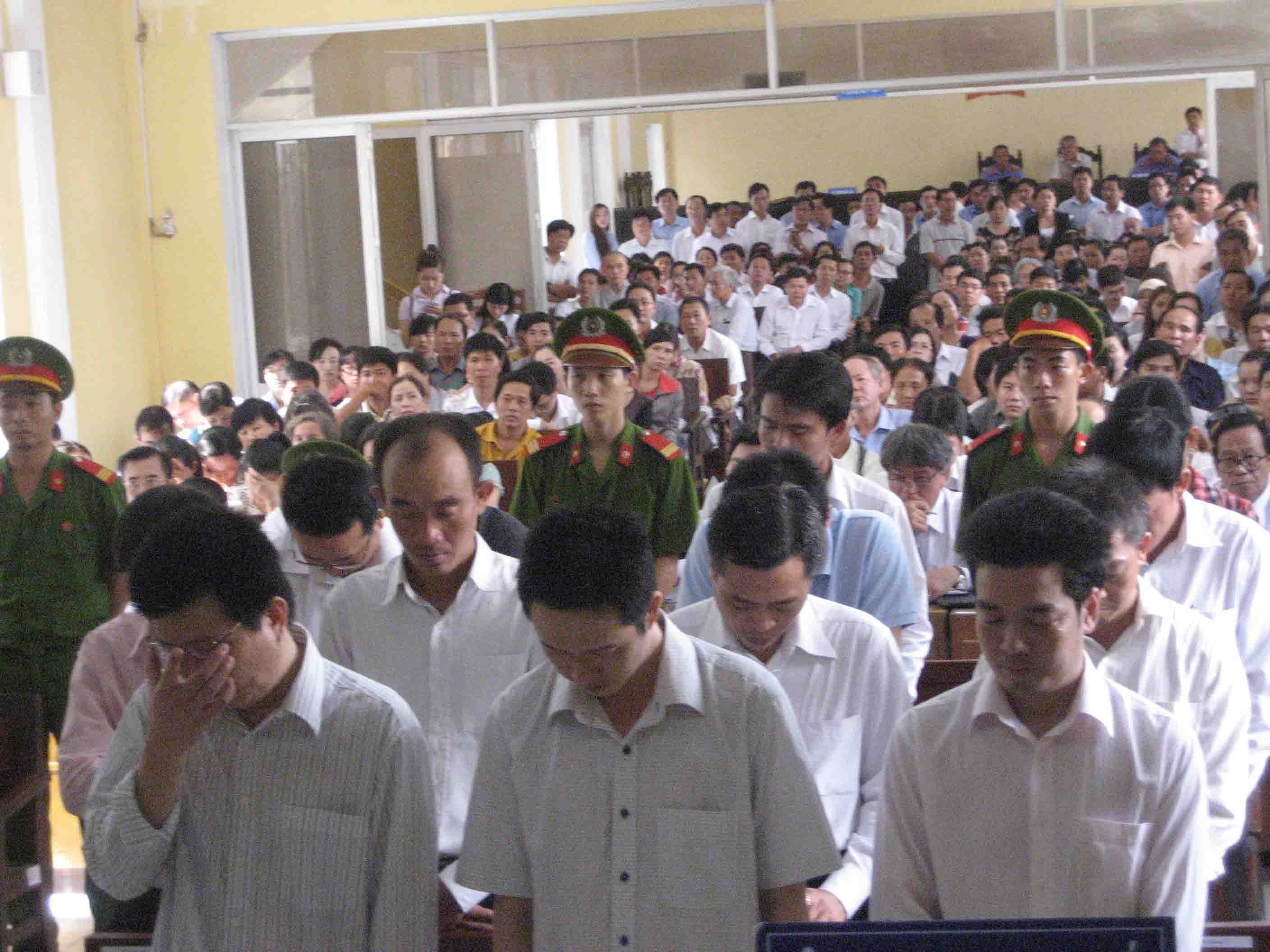 C&aacute;c bị c&aacute;o nghe HĐXX tuy&ecirc;n &aacute;n