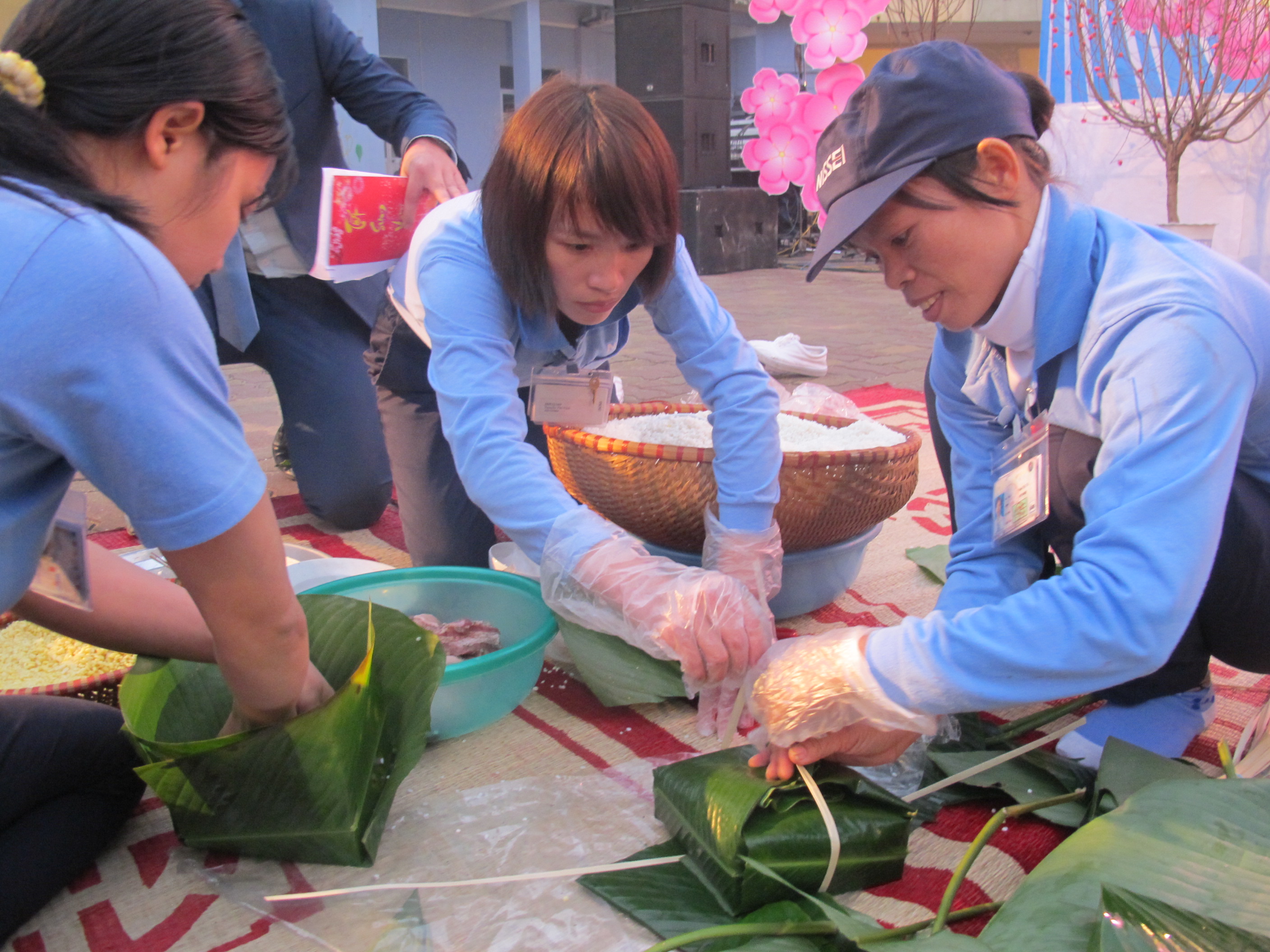 C&aacute;c c&ocirc;ng nh&acirc;n trổ t&agrave;i thi g&oacute;i b&aacute;nh chưng trong chương tr&igrave;nh Tết sum vầy.