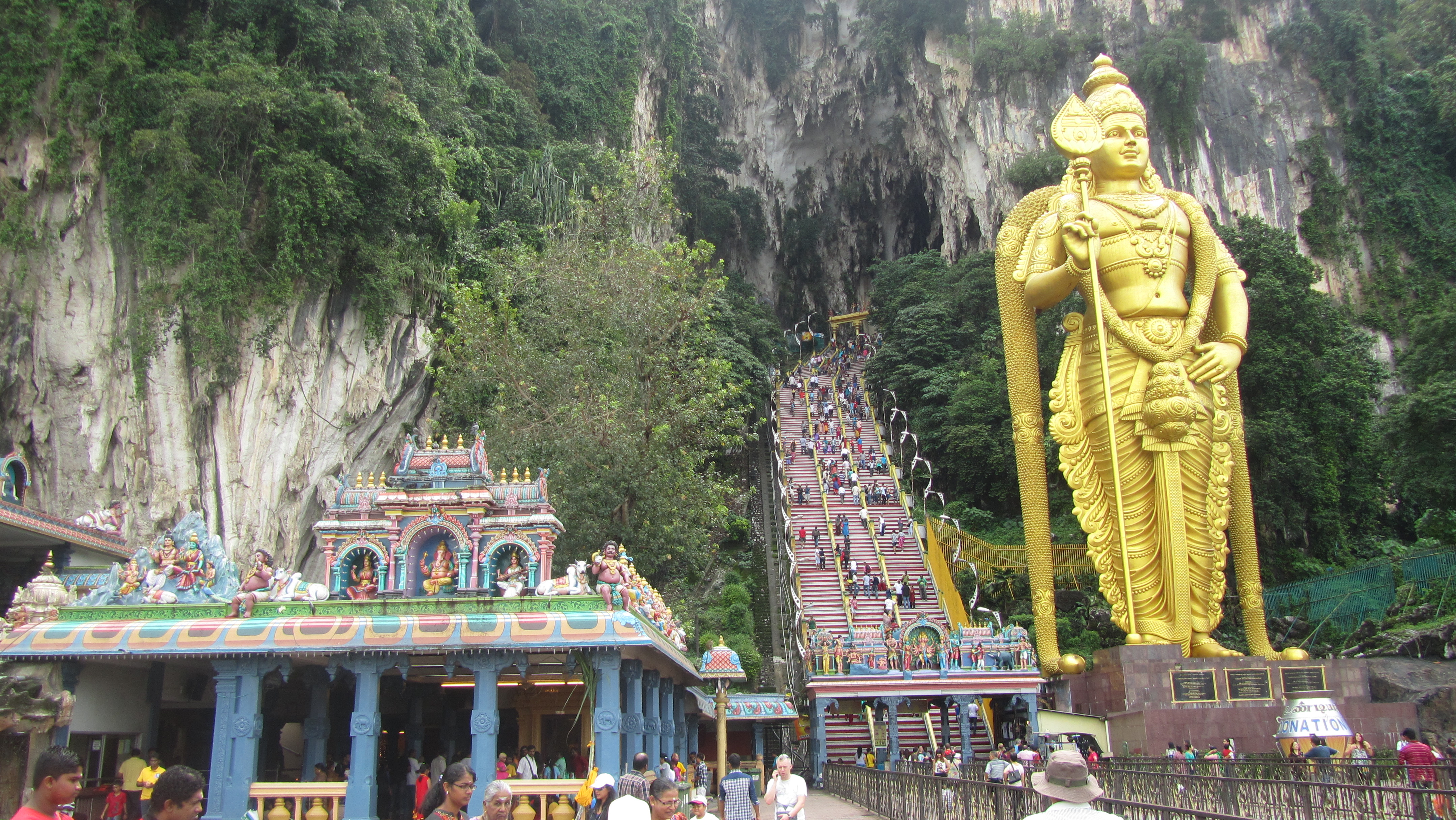Động Batu, một thắng cảnh nổi tiếng của Malaysia thu h&uacute;t nhiều kh&aacute;ch tham quan nhưng kh&ocirc;ng thu ph&iacute;