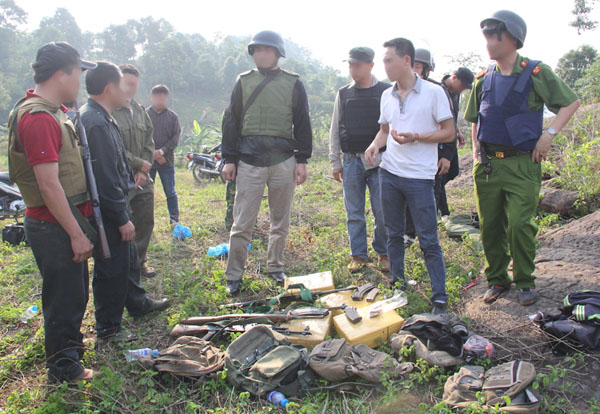 Ban Chuy&ecirc;n &aacute;n chỉ đạo c&aacute;c lực lượng kiểm tra tang vật, thu thập chứng cứ tại hiện trường - Ảnh: C&ocirc;ng an Sơn La cung cấp