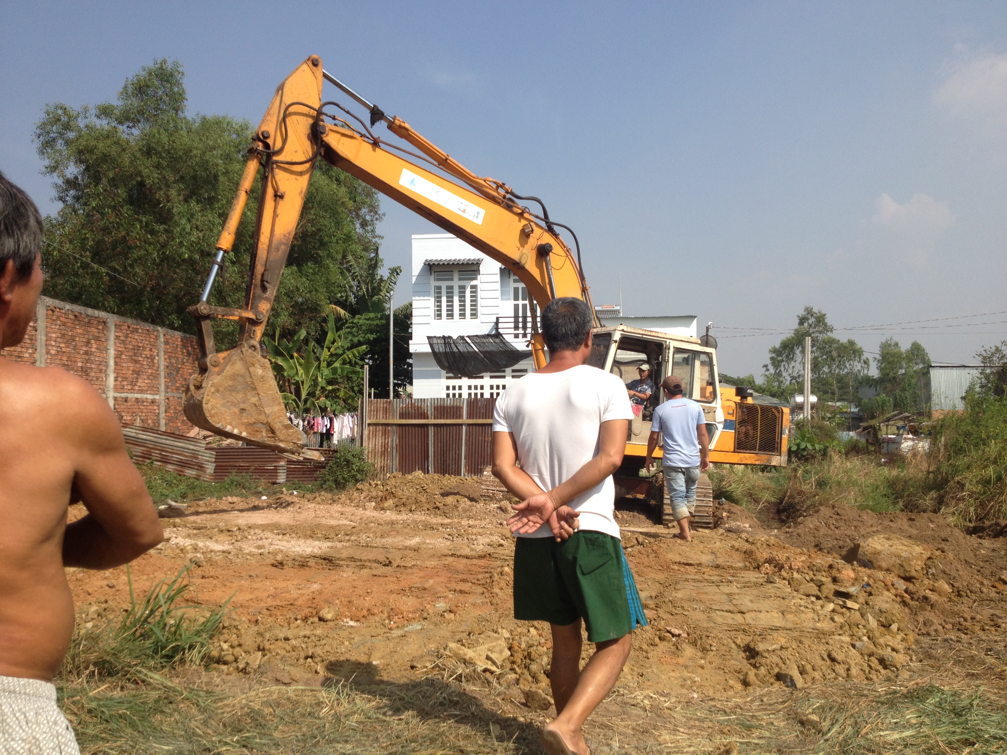 M&aacute;y x&uacute;c của c&ocirc;ng ty Đồng Xanh đ&agrave;o hố ch&ocirc;n nước thải bị người d&acirc;n giữ lại