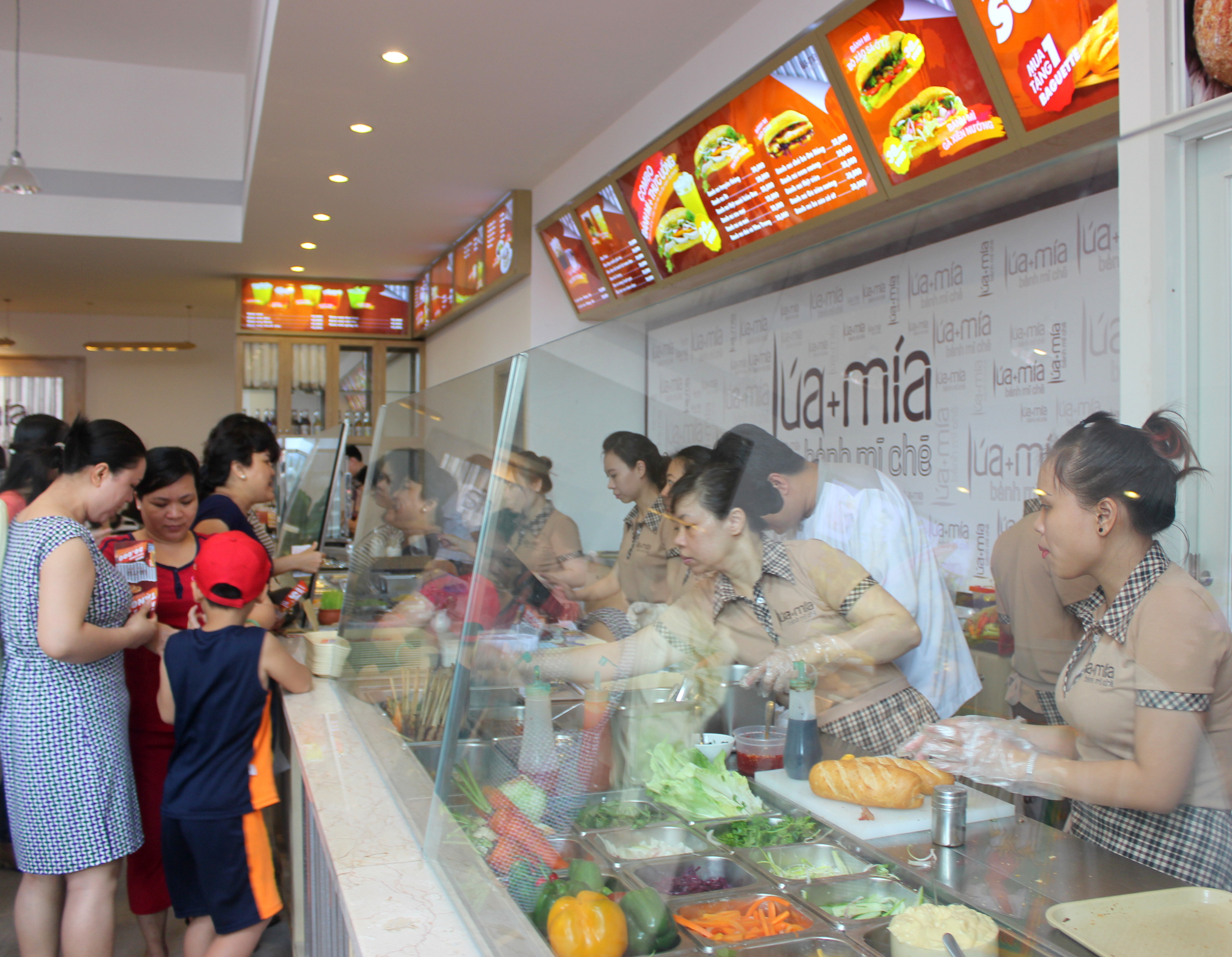 Khu vực b&aacute;nh m&igrave;, ch&egrave;, thức uống