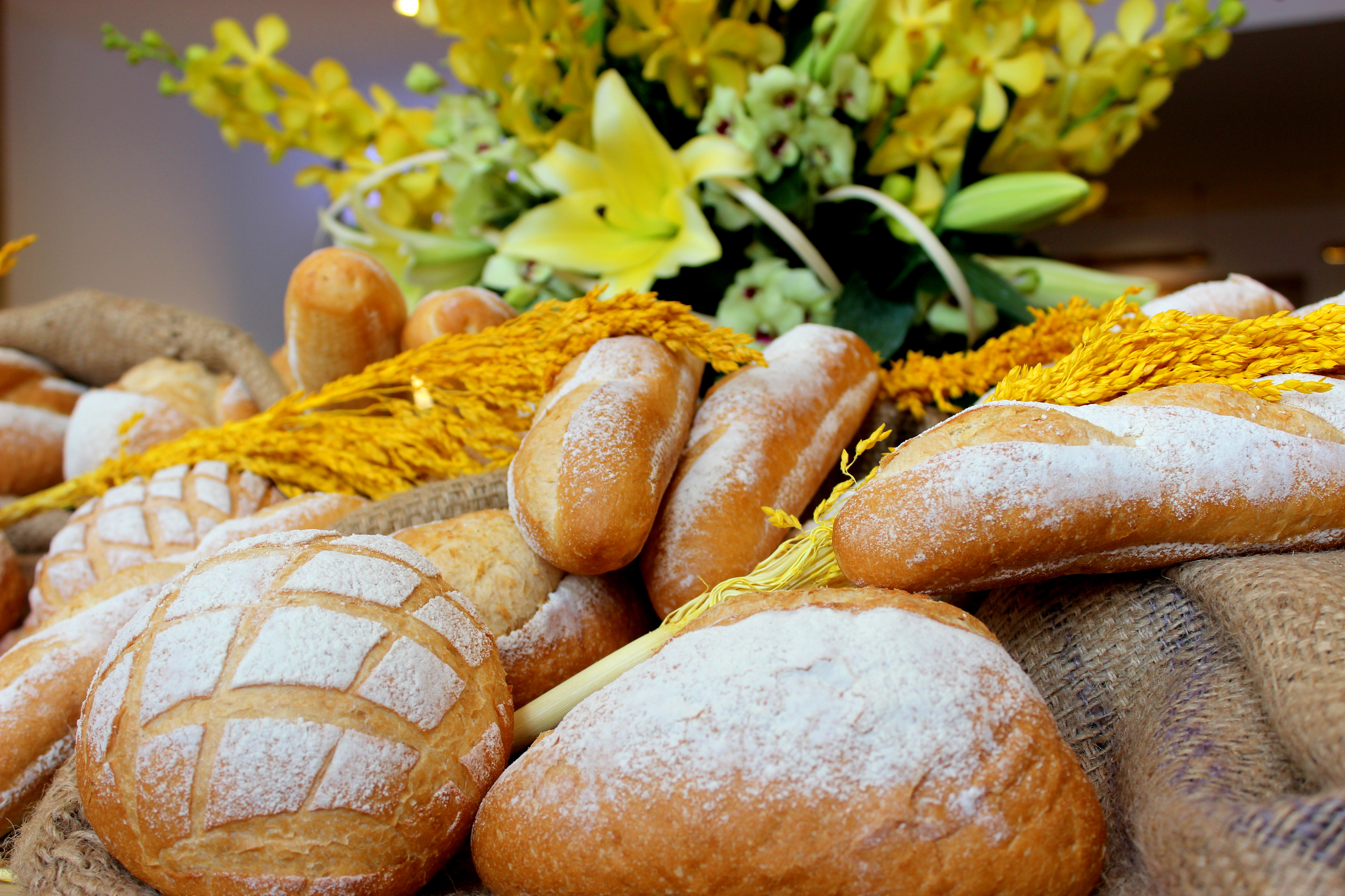 Thưởng thức bánh mì, chè Lúa + Mía tại Sài Gòn