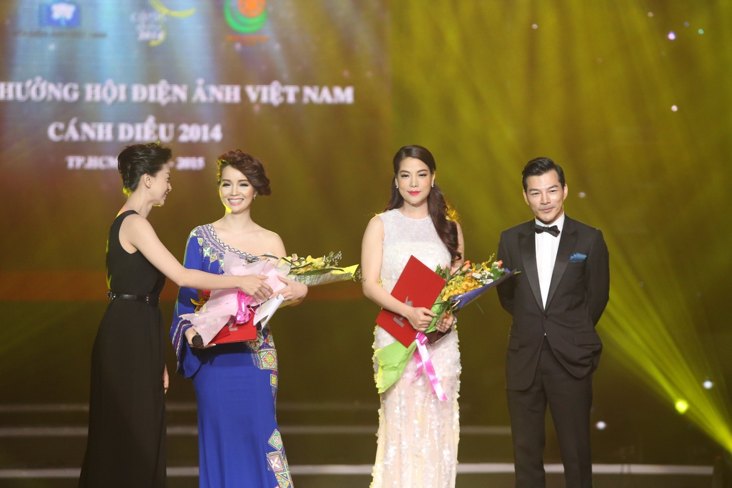 Bảo Sơn mừng cho Ngọc &Aacute;nh được vinh danh