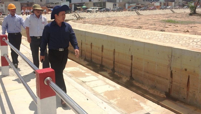 Chủ tịch tỉnh B&igrave;nh Dương dẫn đầu đo&agrave;n kiểm tra k&ecirc;nh Ba B&ograve;