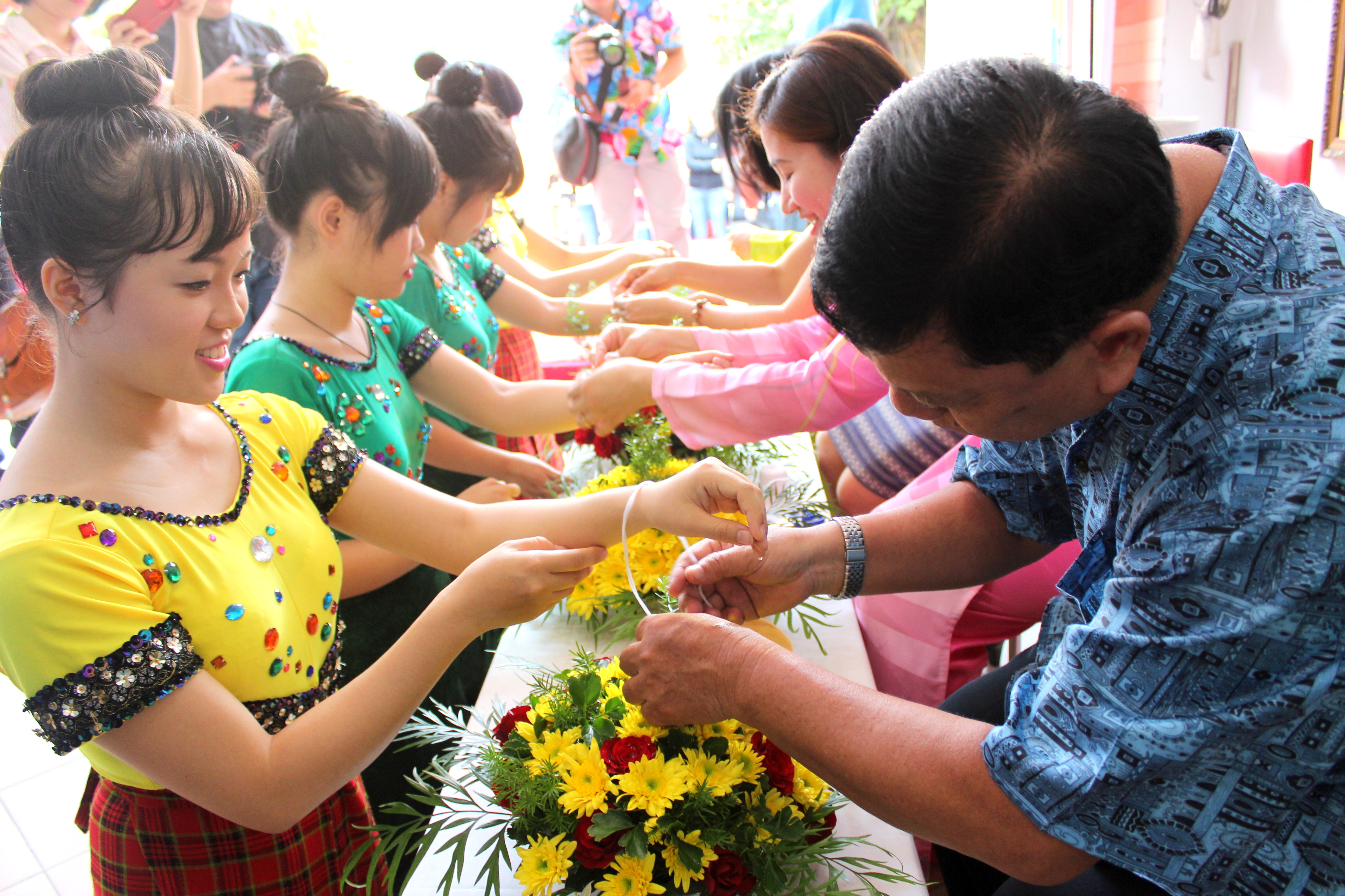 Nghi thức ch&uacute;c ph&uacute;c người lớn