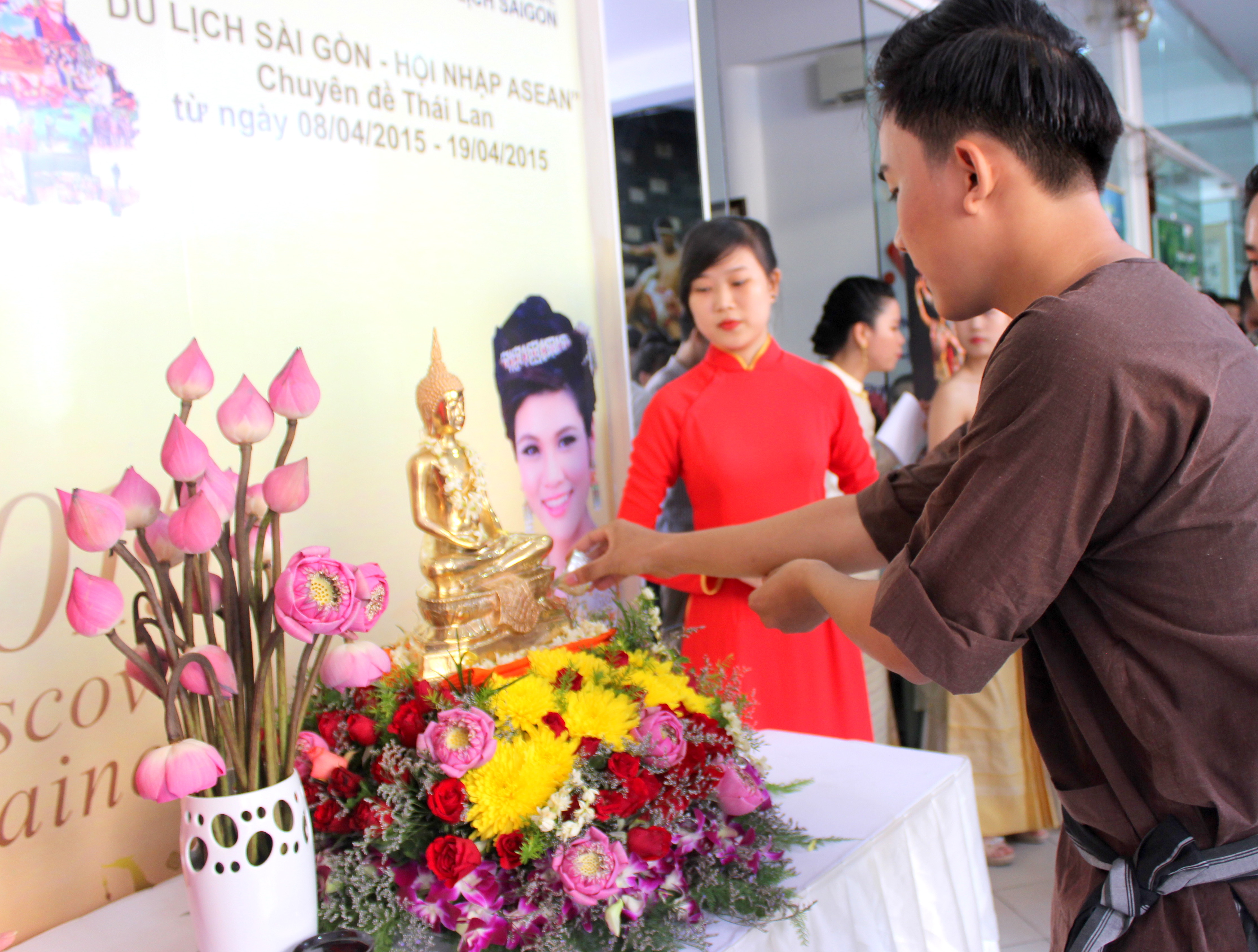 Sinh vi&ecirc;n thực hiện nghi thức tắm Phật