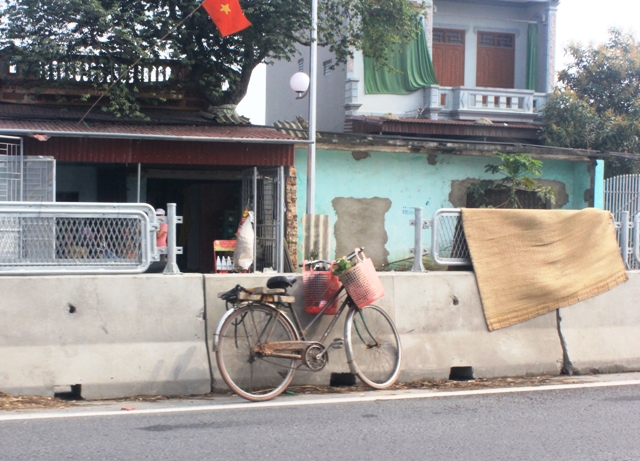 Giải ph&acirc;n c&aacute;nh biến th&agrave;nh nơi dựng xe, phơi chiếu của người d&acirc;n sống 2 b&ecirc;n đường