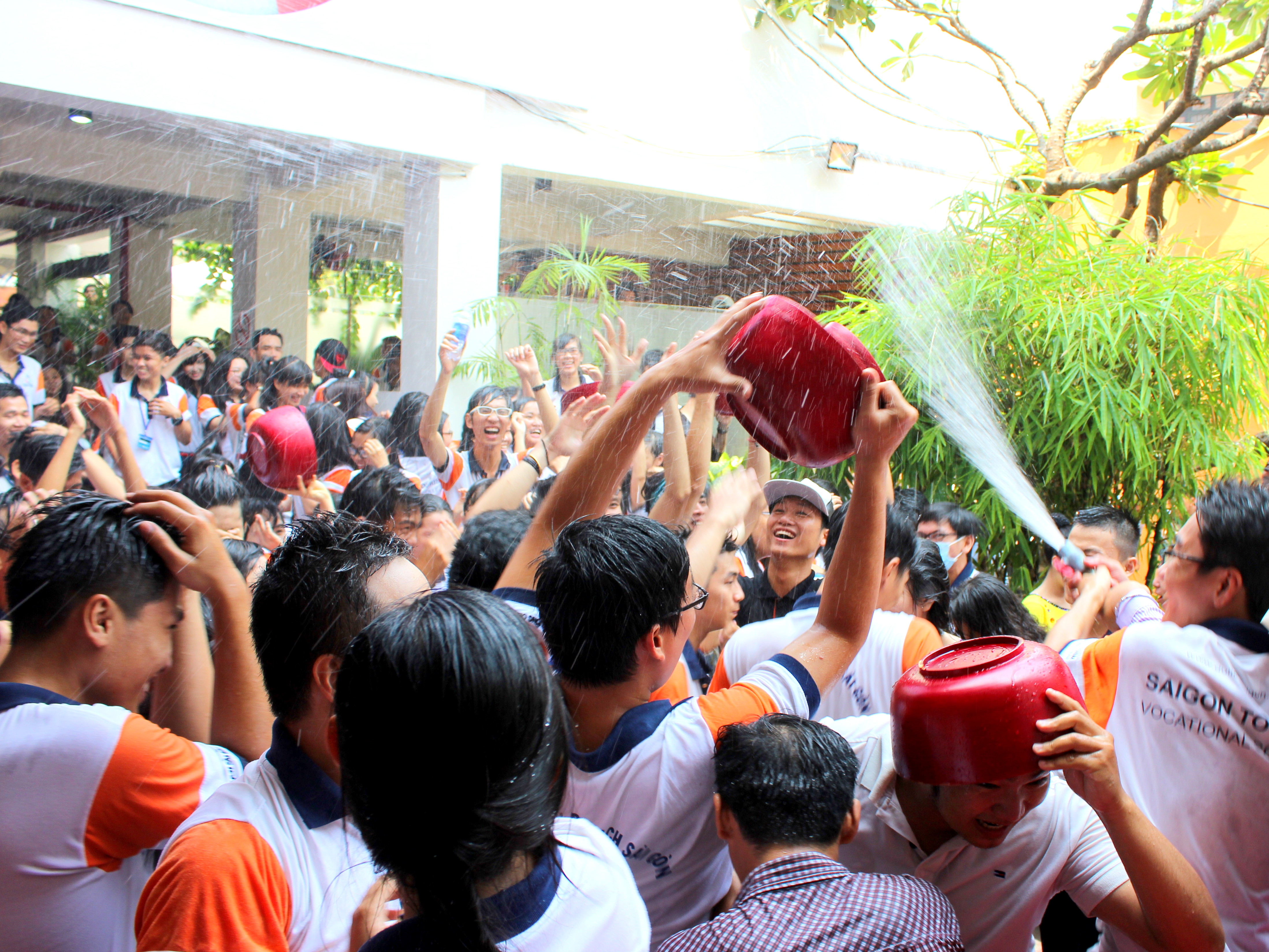 H&ograve;a m&igrave;nh trong lễ hội t&eacute; nước