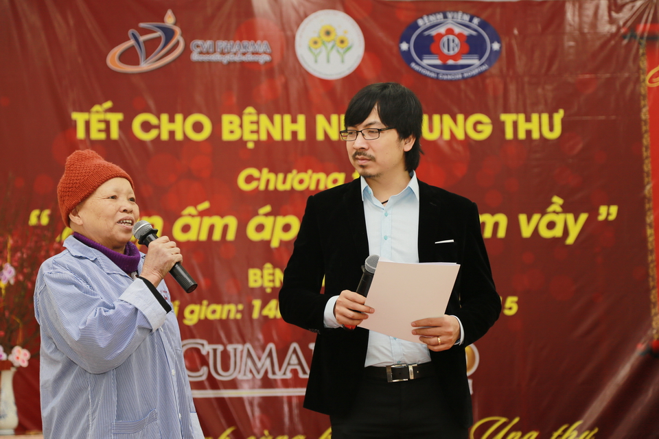 Gi&aacute;o sư C&ugrave; Trọng Xoay đảm nhiệm vai tr&ograve; MC giao lưu c&ugrave;ng người bệnh