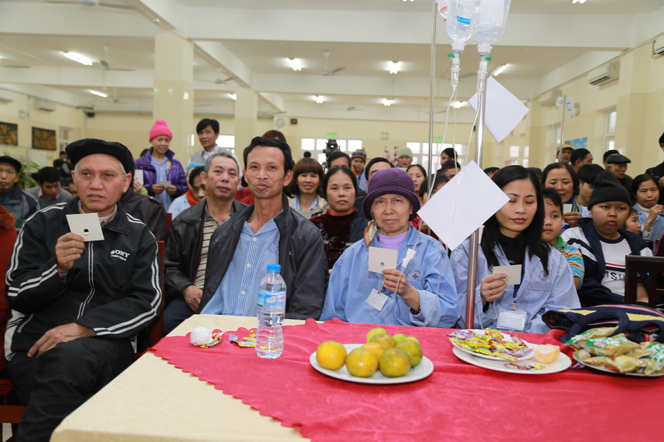 Nhiều người mang theo cả cọc truyền nước, để tham dự chương tr&igrave;nh &ldquo;Xu&acirc;n ấm &aacute;p-cơm sum vầy&rdquo;.&nbsp;