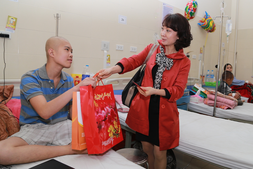 Tặng qu&agrave; v&agrave; l&igrave; x&igrave; ngay tại giường bệnh

&nbsp;