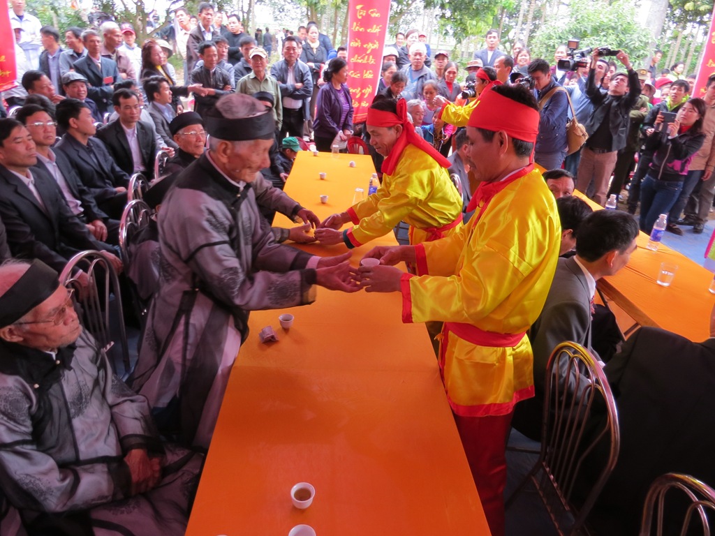 18 cụ cao ni&ecirc;n uống m&aacute;u kim k&ecirc;