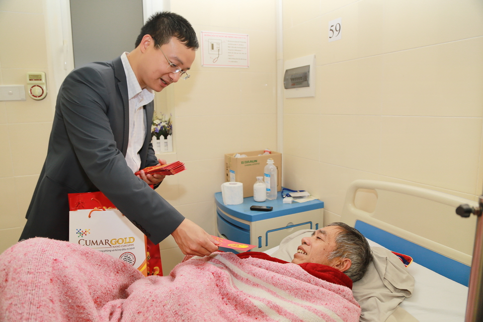 Nhiều phần qu&agrave; được c&aacute;c nh&agrave; hảo t&acirc;m chuyển đến tận tay những người bệnh đang điều trị tại bệnh viện