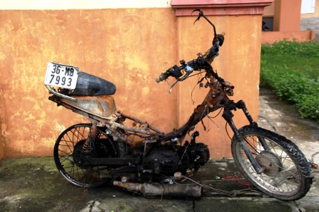 Chiếc xe m&aacute;y của 2 t&ecirc;n trộm ch&oacute; bị đốt ch&aacute;y trơ khung