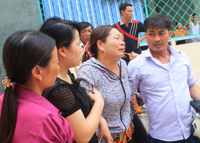 Người th&acirc;n của chị Th&uacute;y đau đớn trước sự ra đi đột ngột của chị.