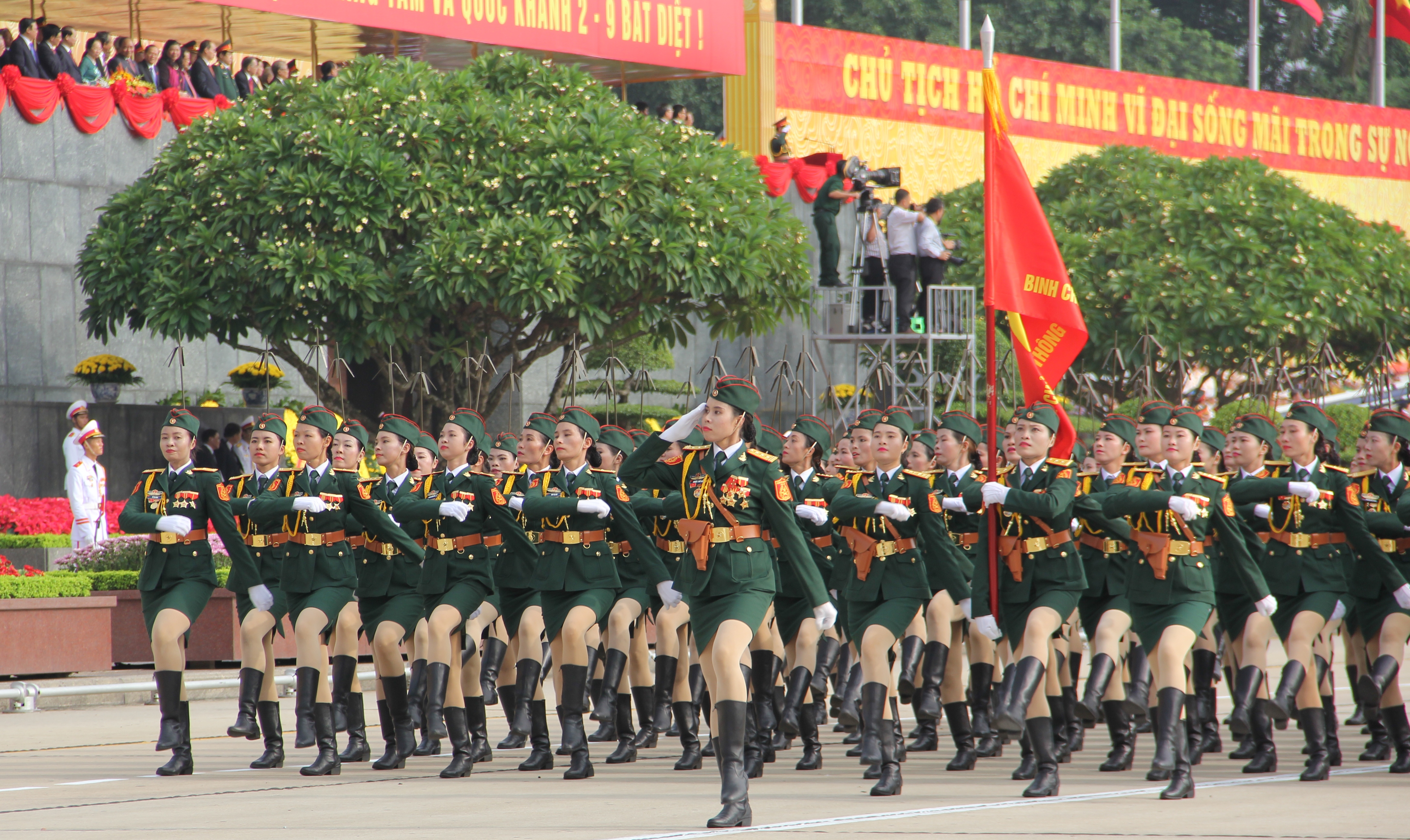 Khối nữ sĩ quan Th&ocirc;ng tin, xinh đẹp v&agrave; mạnh mẽ. ảnh: Văn Duẩn