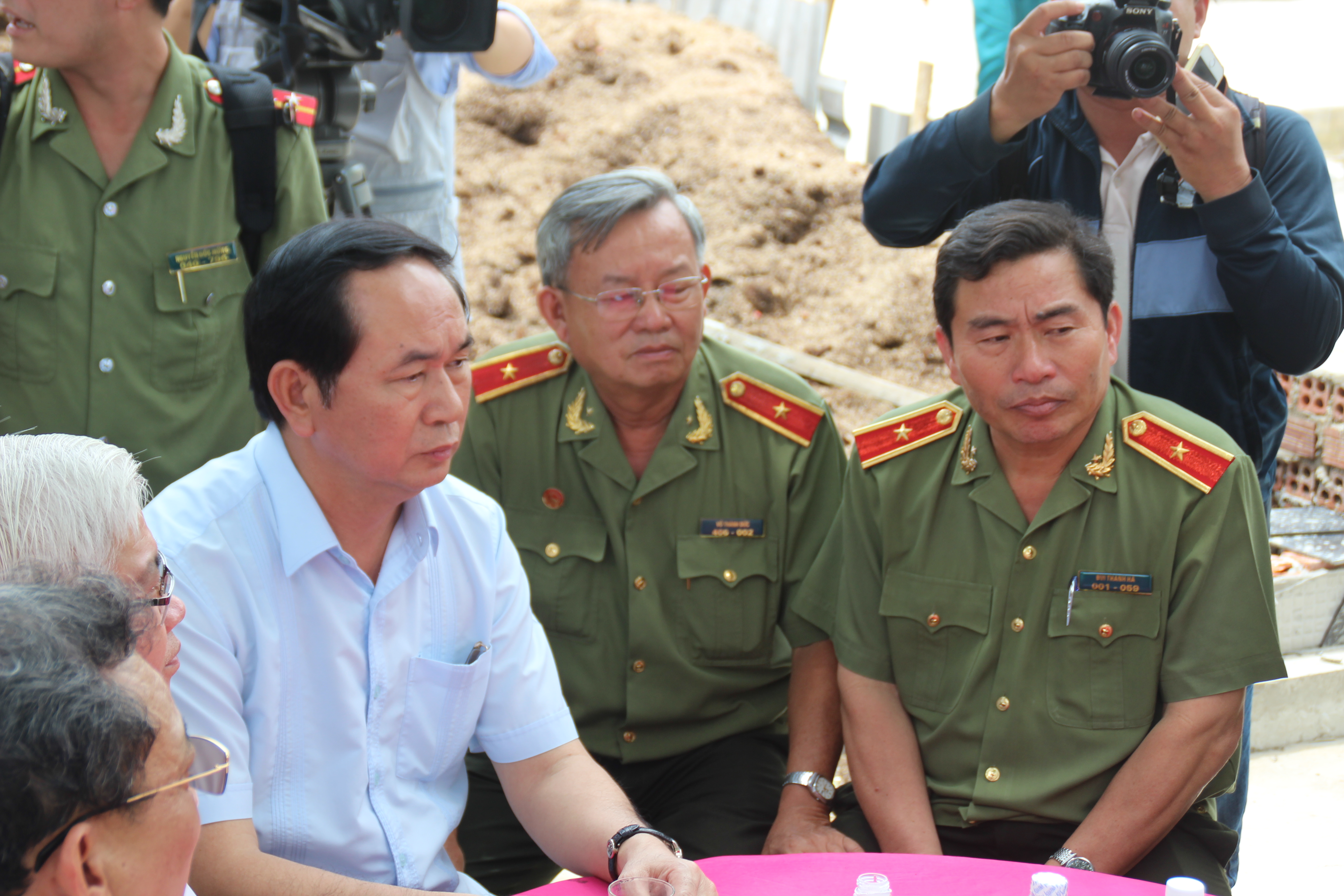 Bộ trưởng Trần Đại Quang (&aacute;o m&agrave;u s&aacute;ng) c&oacute; mặt tại hiện trường vụ &aacute;n s&aacute;ng nay 8-7
