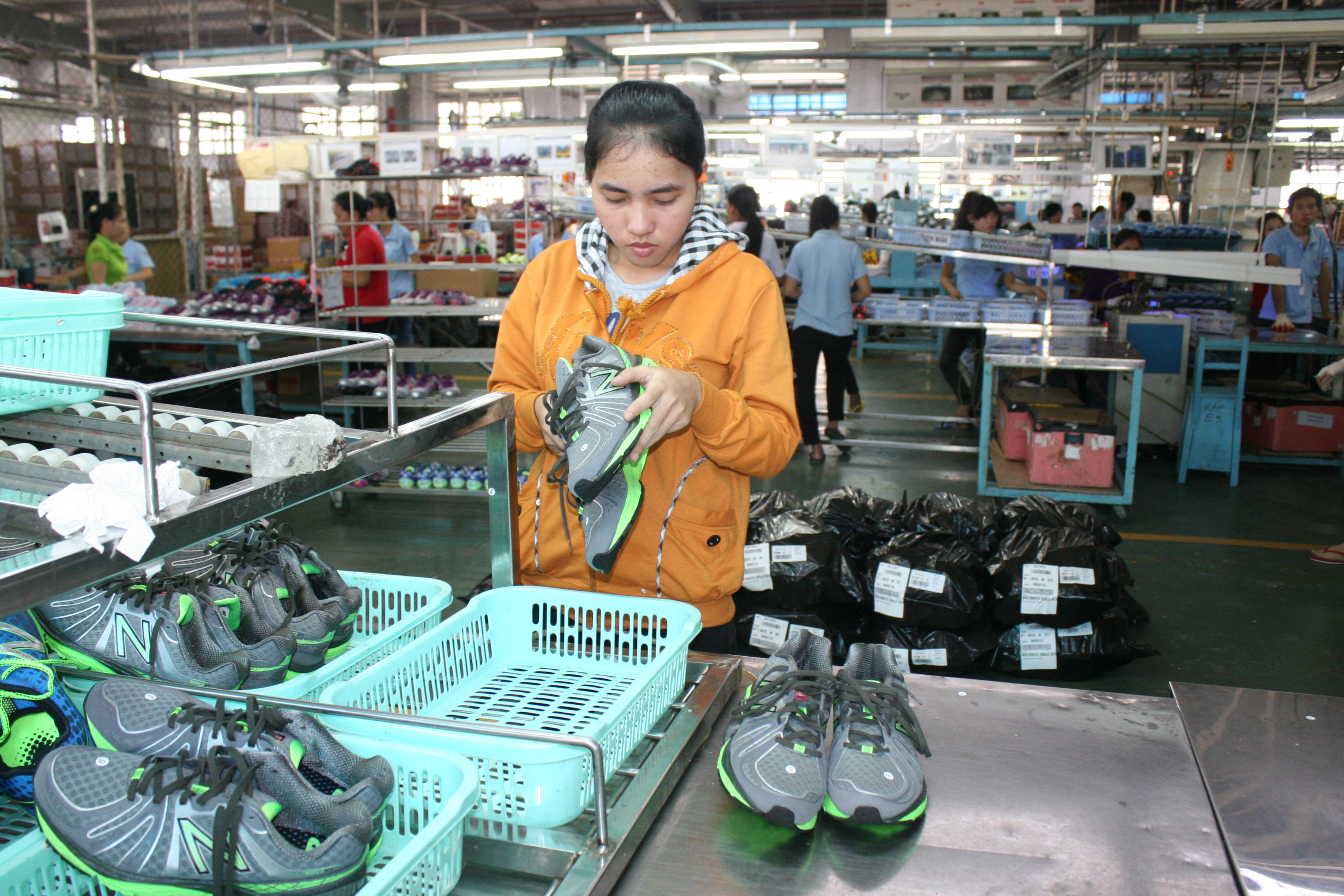 Lợi thế cạnh tranh của Việt Nam chủ yếu nằm ở lao động gi&aacute; rẻ với c&aacute;c ng&agrave;nh dệt may, da gi&agrave;y