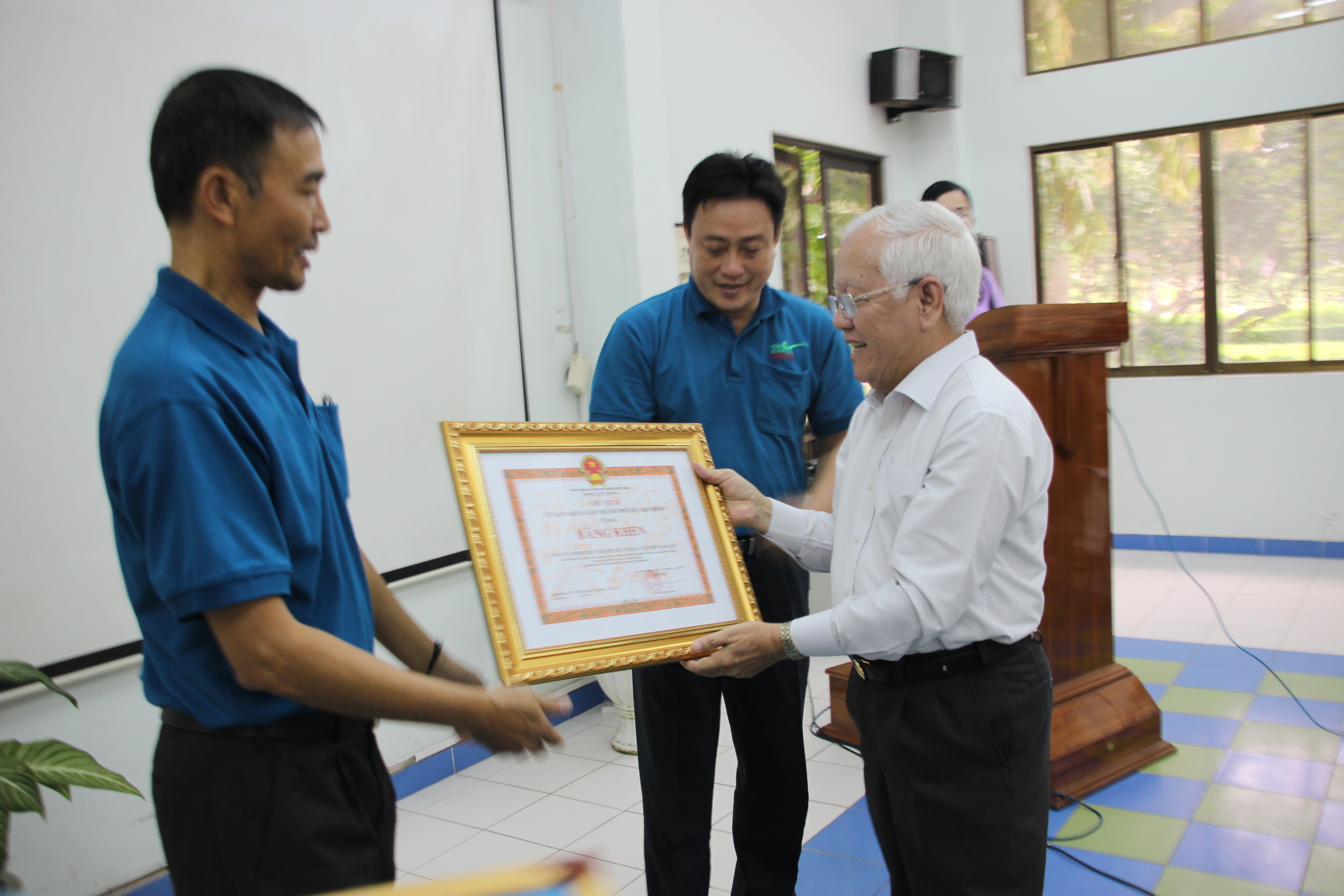 L&ecirc; Ho&agrave;ng Qu&acirc;n, Chủ tịch UBND TP HCM tặng bằng khen đến Ban GĐ Thảo cầm vi&ecirc;n.