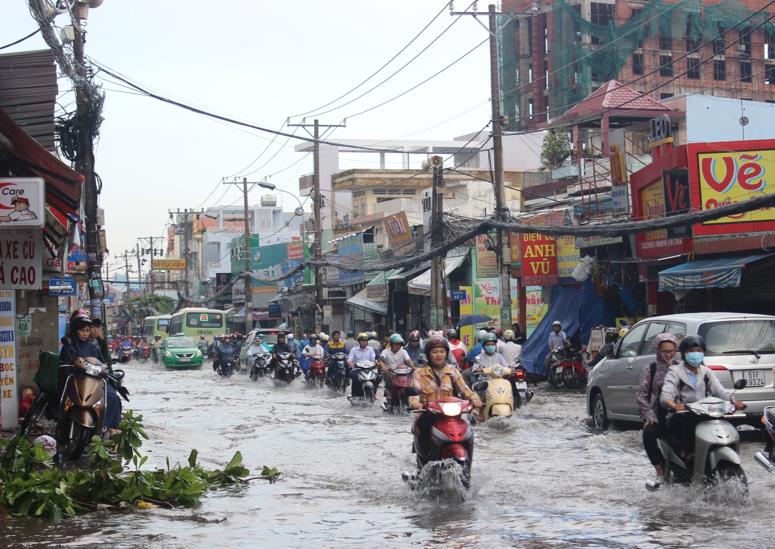 Mưa g&acirc;y ngập nhẹ tr&ecirc;n đường L&ecirc; Văn Việt khiến giao th&ocirc;ng gặp nhiều kh&oacute; khăn