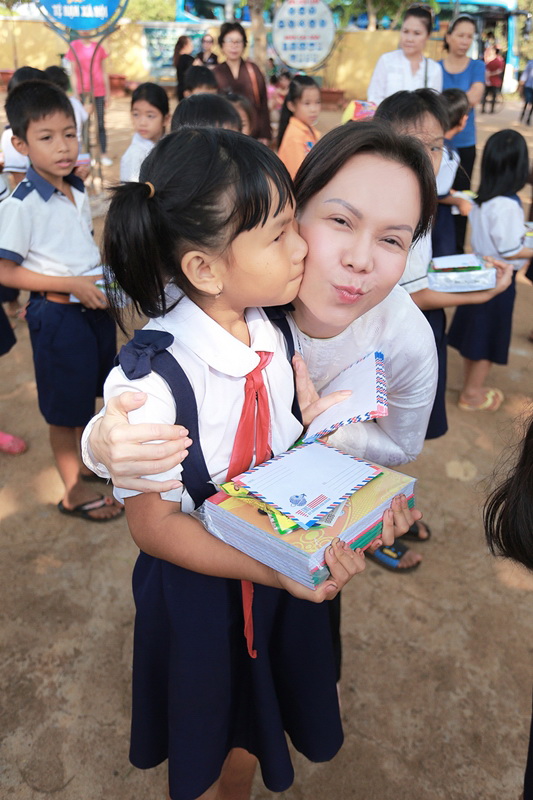Tặng tập, s&aacute;ch v&agrave; tiền