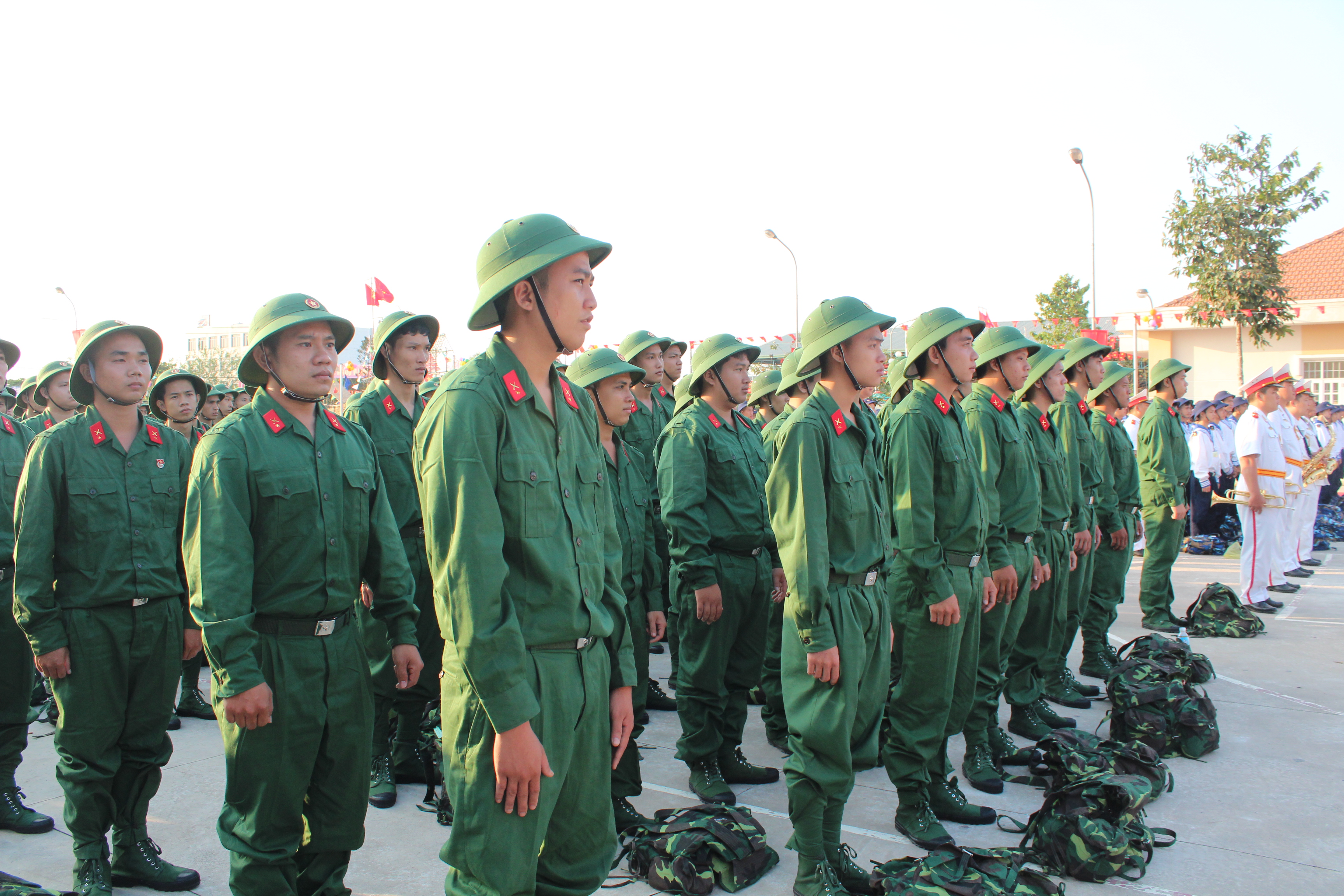 Thanh ni&ecirc;n l&agrave;m lễ trước giờ nhập ngũ