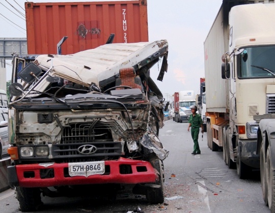 Xe container gây tai nạn liên hoàn trên Xa lộ Hà Nội